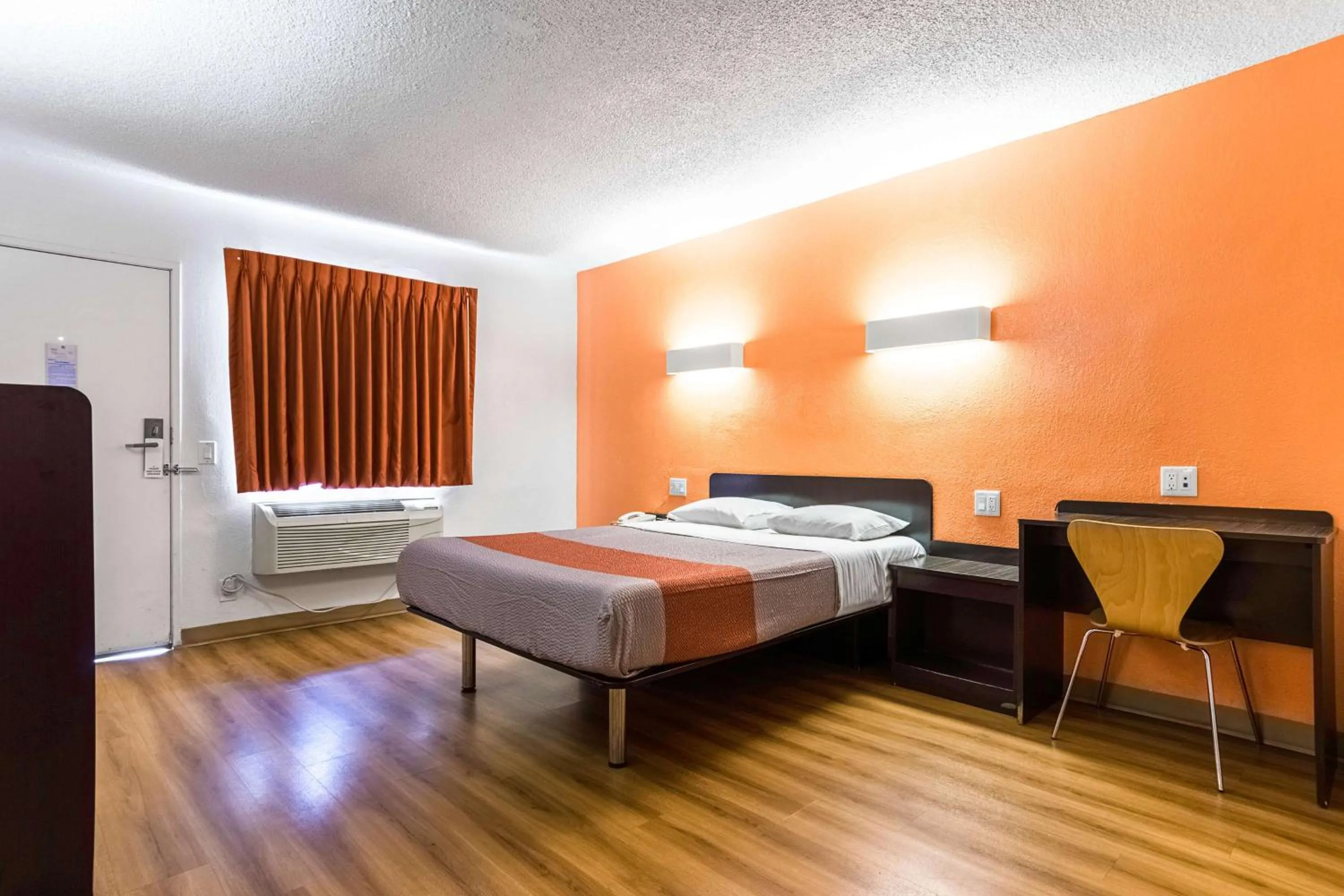 TV and multimedia, Bed in Motel 6-Long Beach, CA - International City