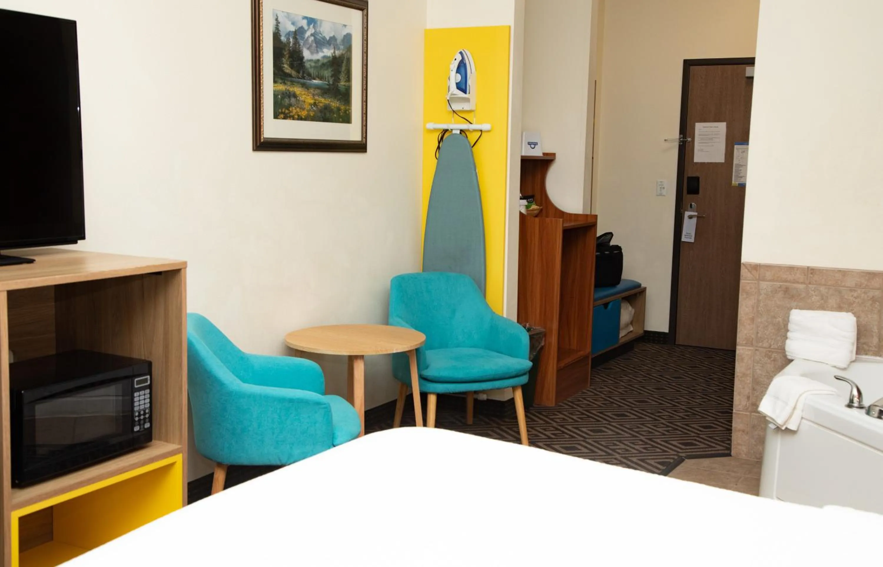 Seating area, Bed in Days Inn by Wyndham Manitou Springs