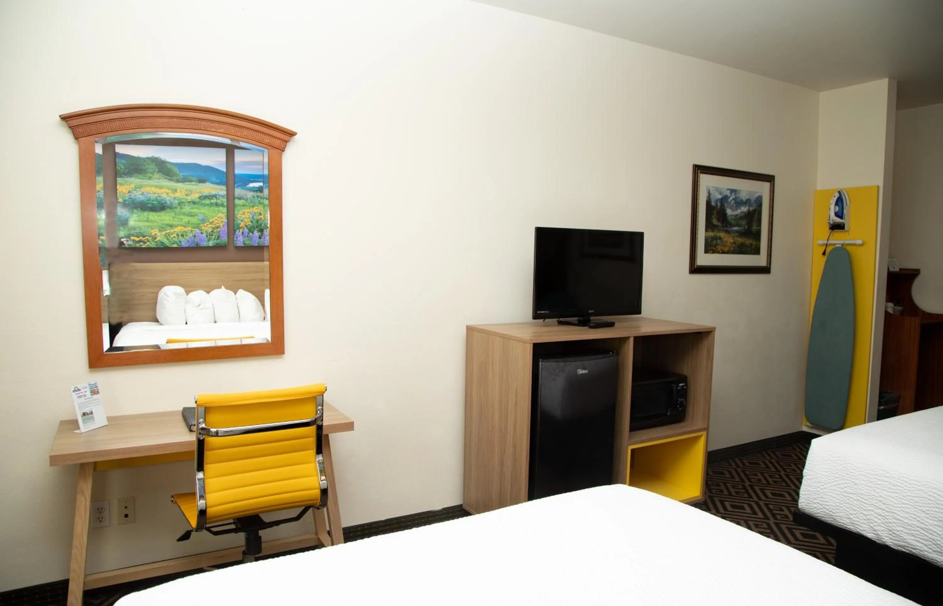 Bedroom, Bed in Days Inn by Wyndham Manitou Springs