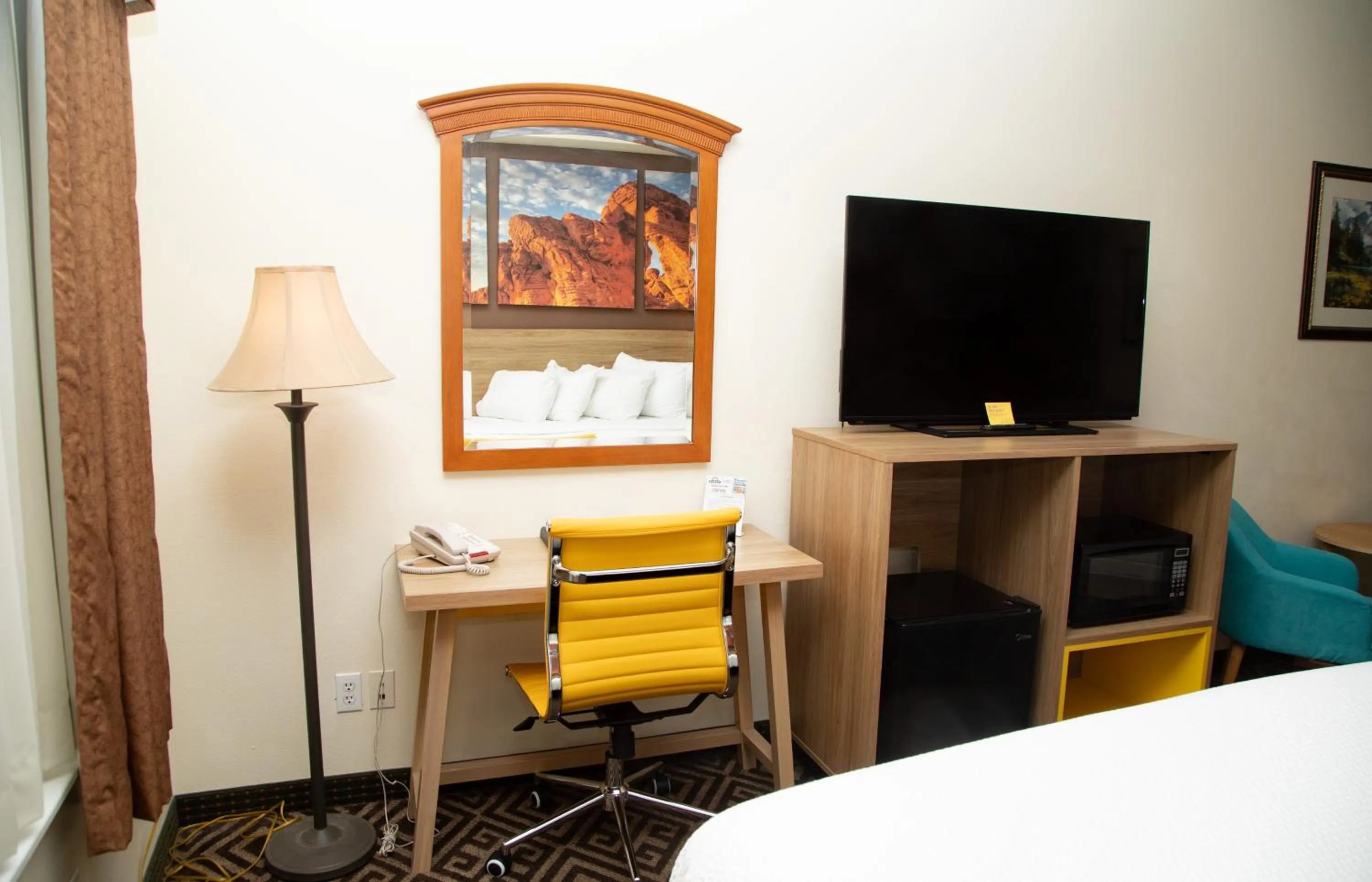 Bedroom, Bed in Days Inn by Wyndham Manitou Springs