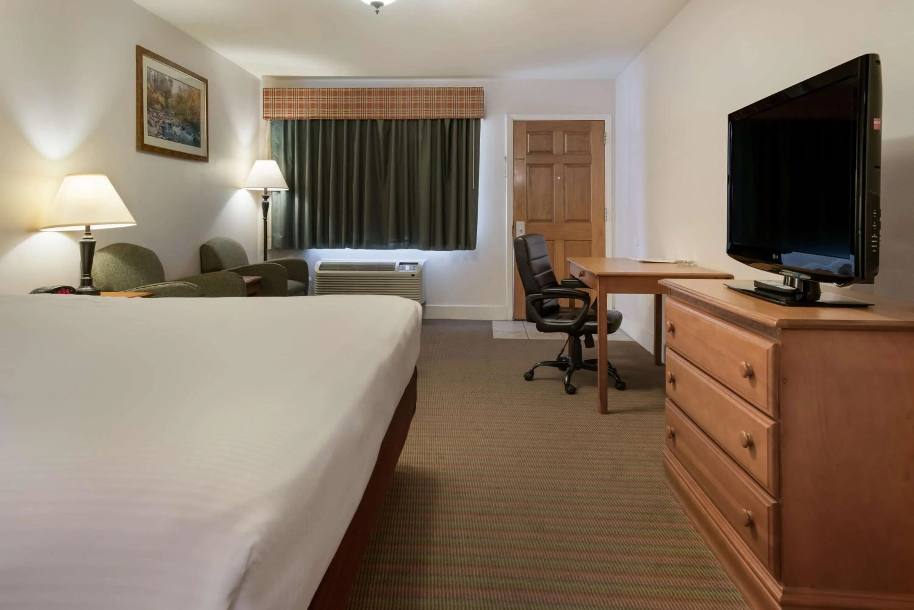 Bedroom, Bed in SureStay Hotel by Best Western Leesville
