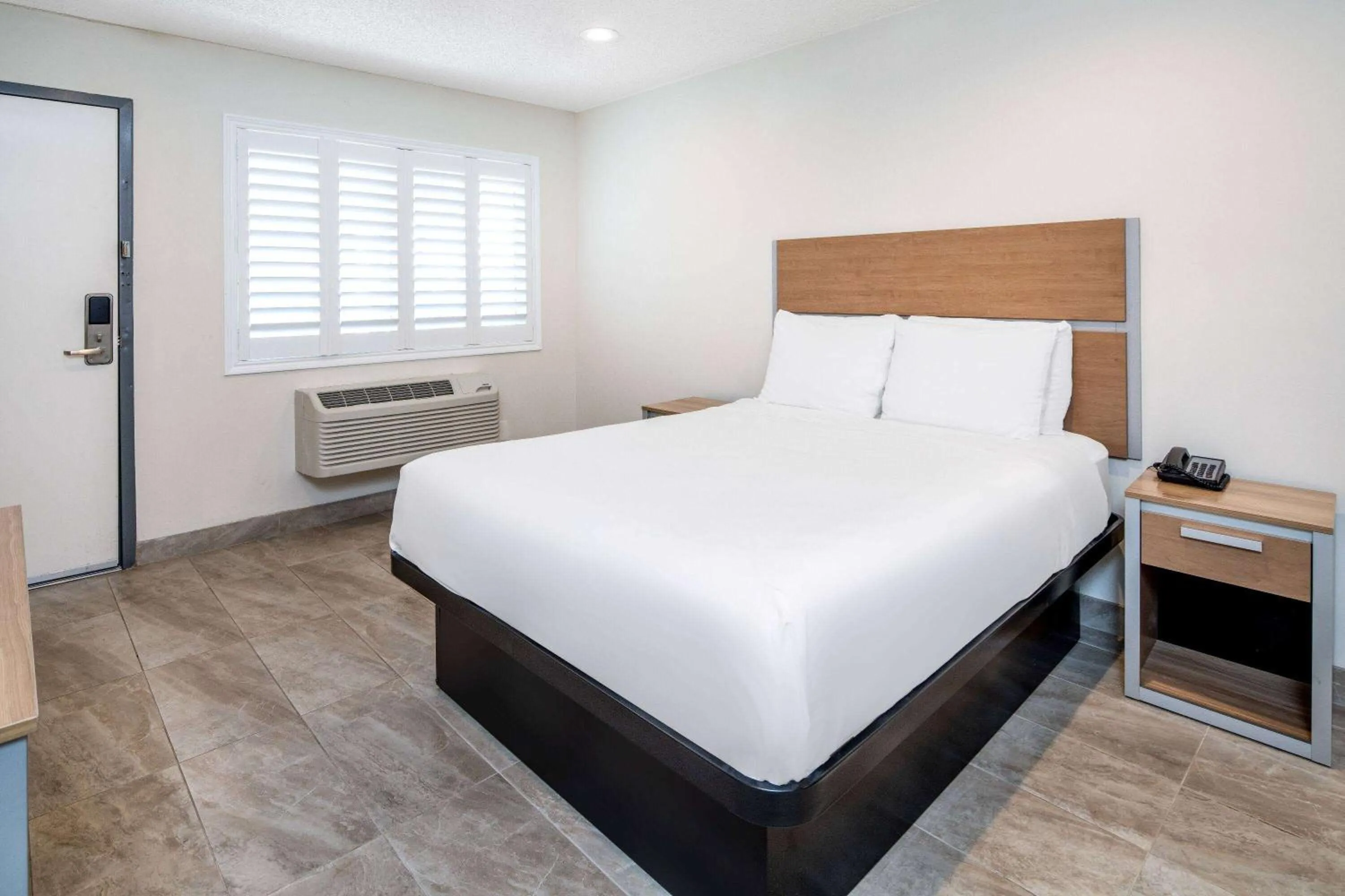 Photo of the whole room in Super 8 by Wyndham Bakersfield CA