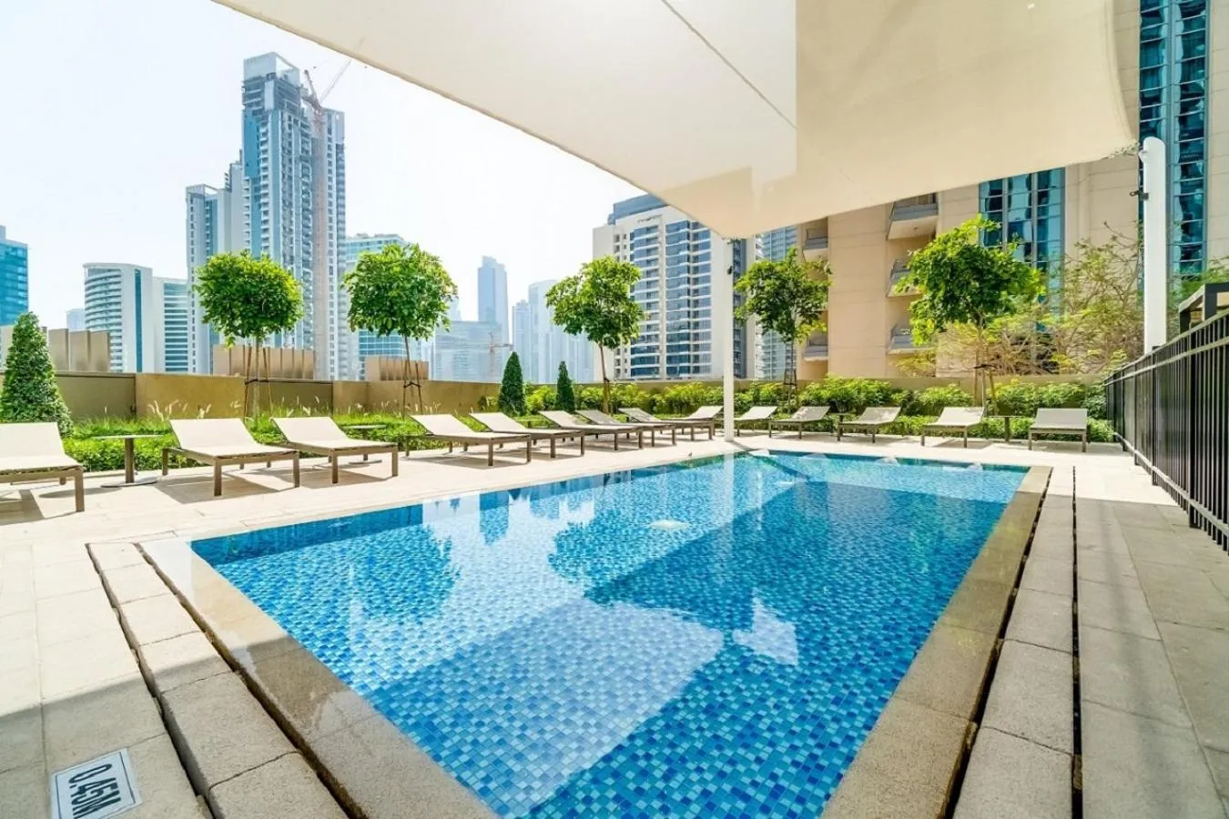 Swimming pool in Vida Downtown Residences