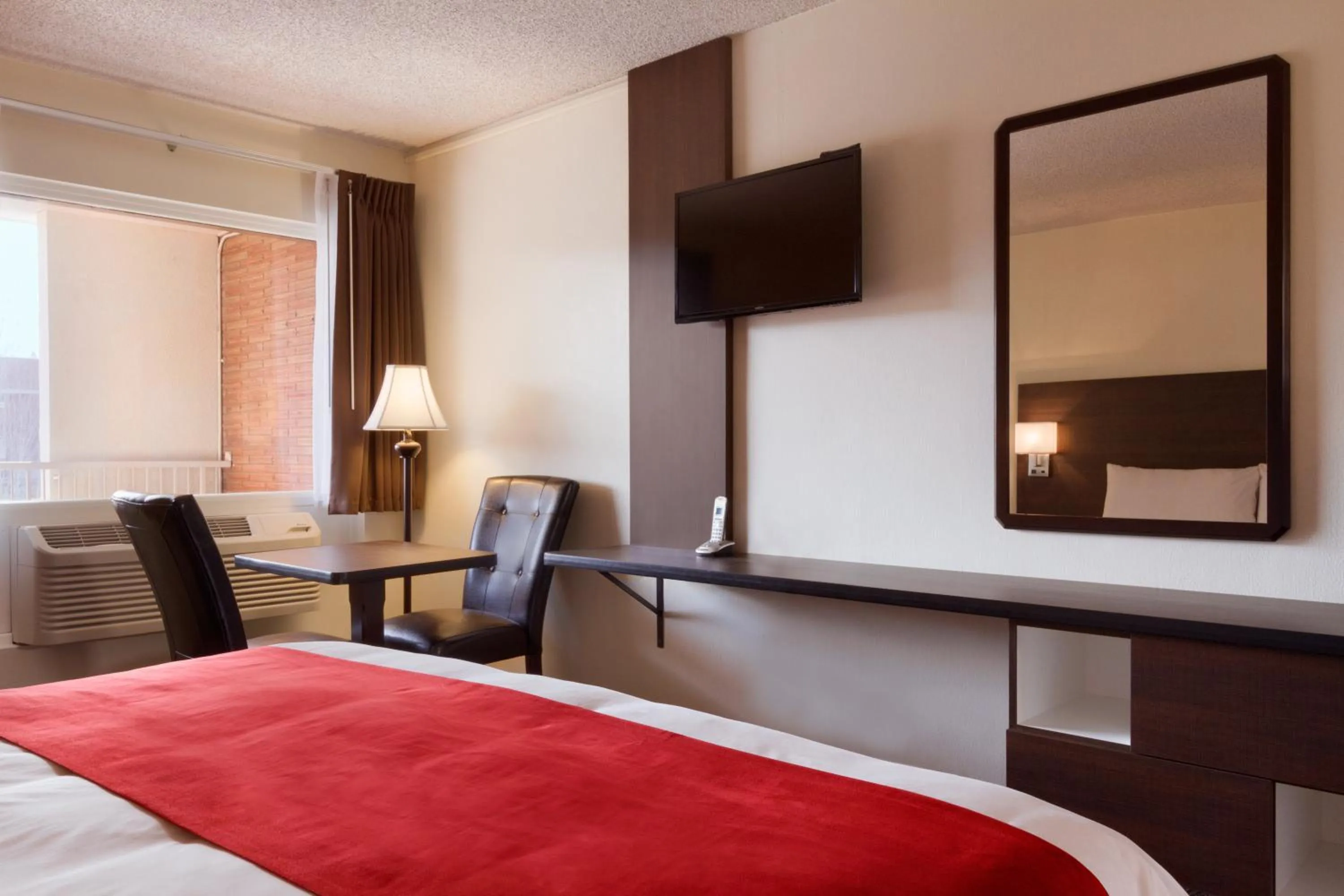 Photo of the whole room, Bed in Steam Plant Hotel