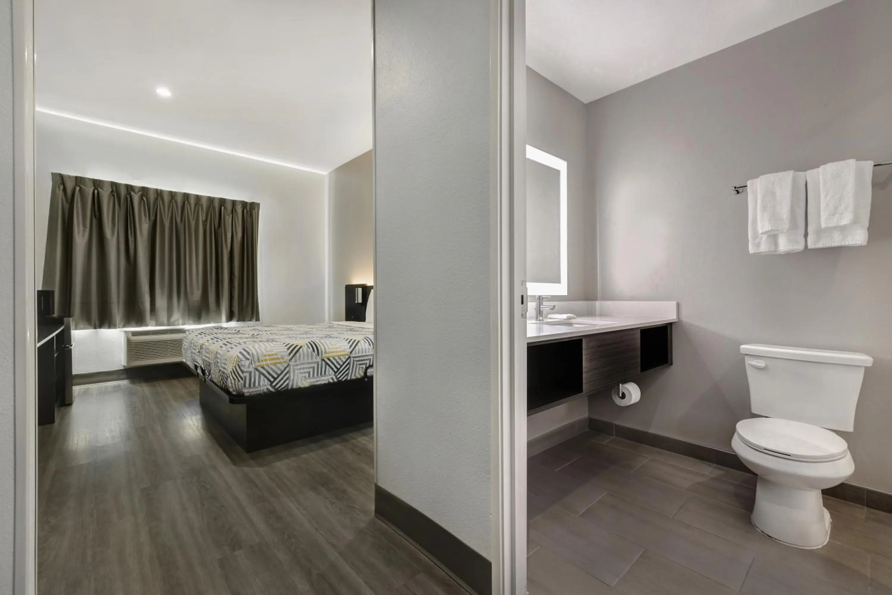 Bathroom, Bed in Motel 6 Houma, LA