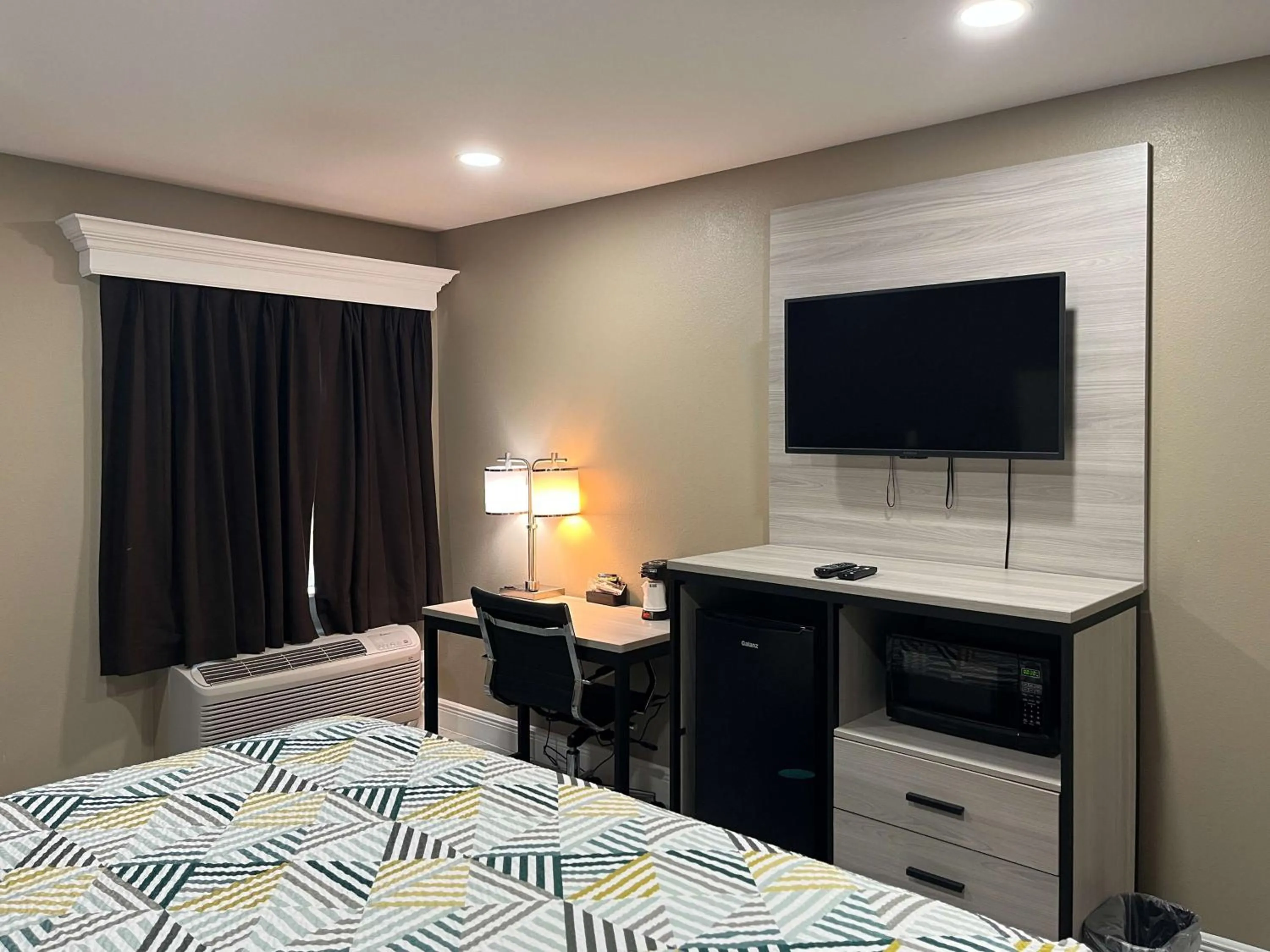 Bedroom, Bed in Motel 6 Houma, LA