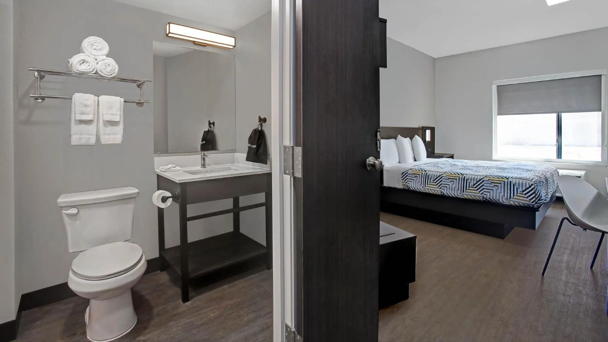 Bathroom, Bed in Motel 6 Houma, LA