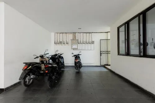 RedDoorz Plus near Green Pramuka Square Mall