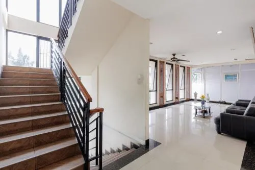 RedDoorz Plus near Green Pramuka Square Mall