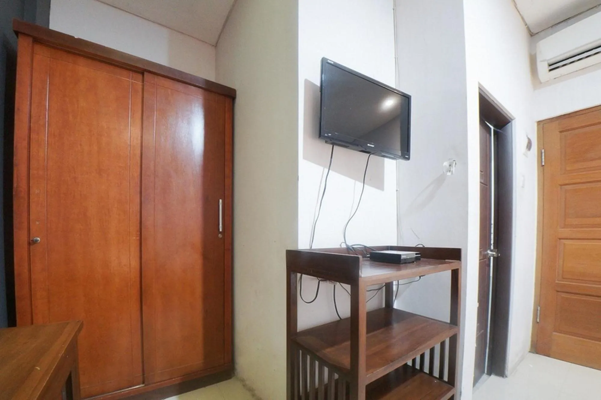 TV and multimedia in RedDoorz Plus near Green Pramuka Square Mall