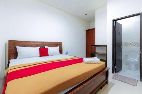 RedDoorz Plus near Green Pramuka Square Mall