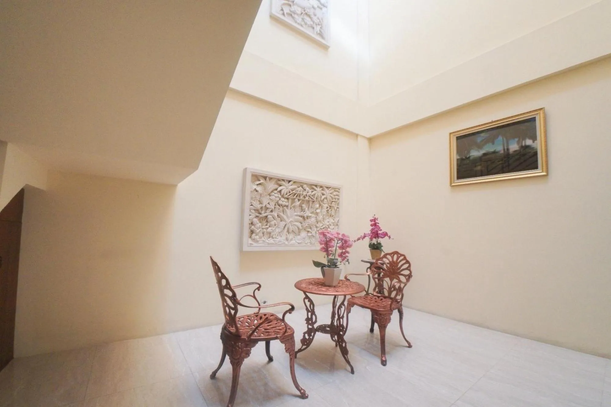 Seating area in RedDoorz Plus near Green Pramuka Square Mall