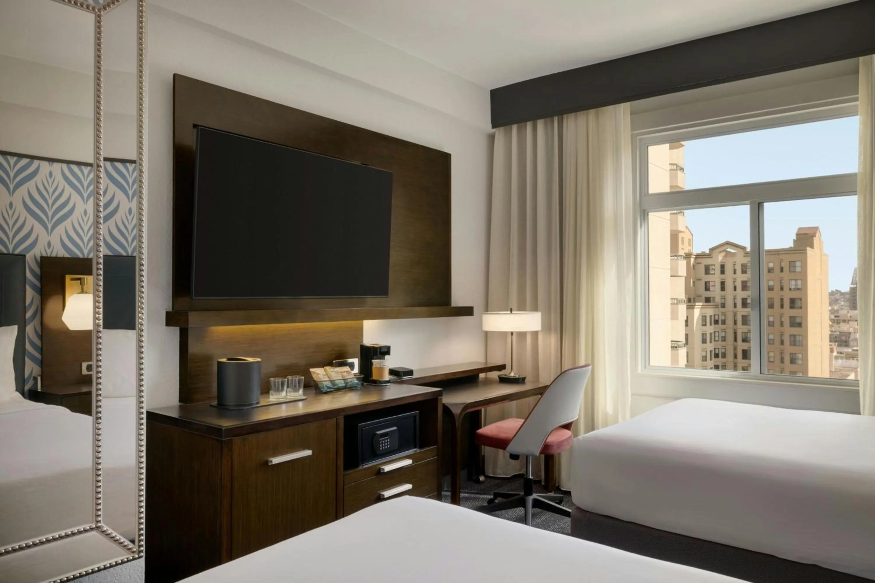 Photo of the whole room, Bed in Courtyard by Marriott San Francisco Union Square