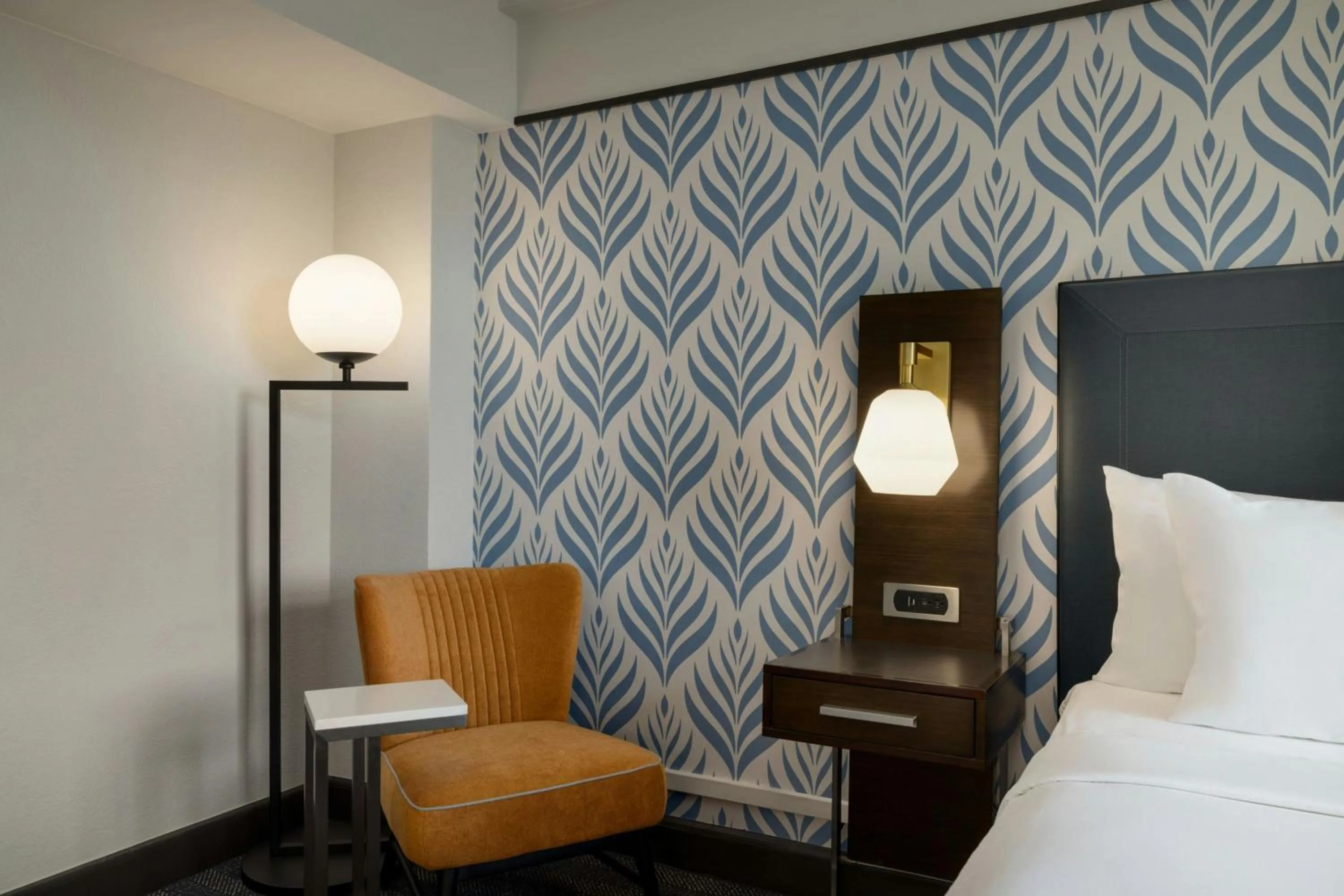 Photo of the whole room, Bed in Courtyard by Marriott San Francisco Union Square