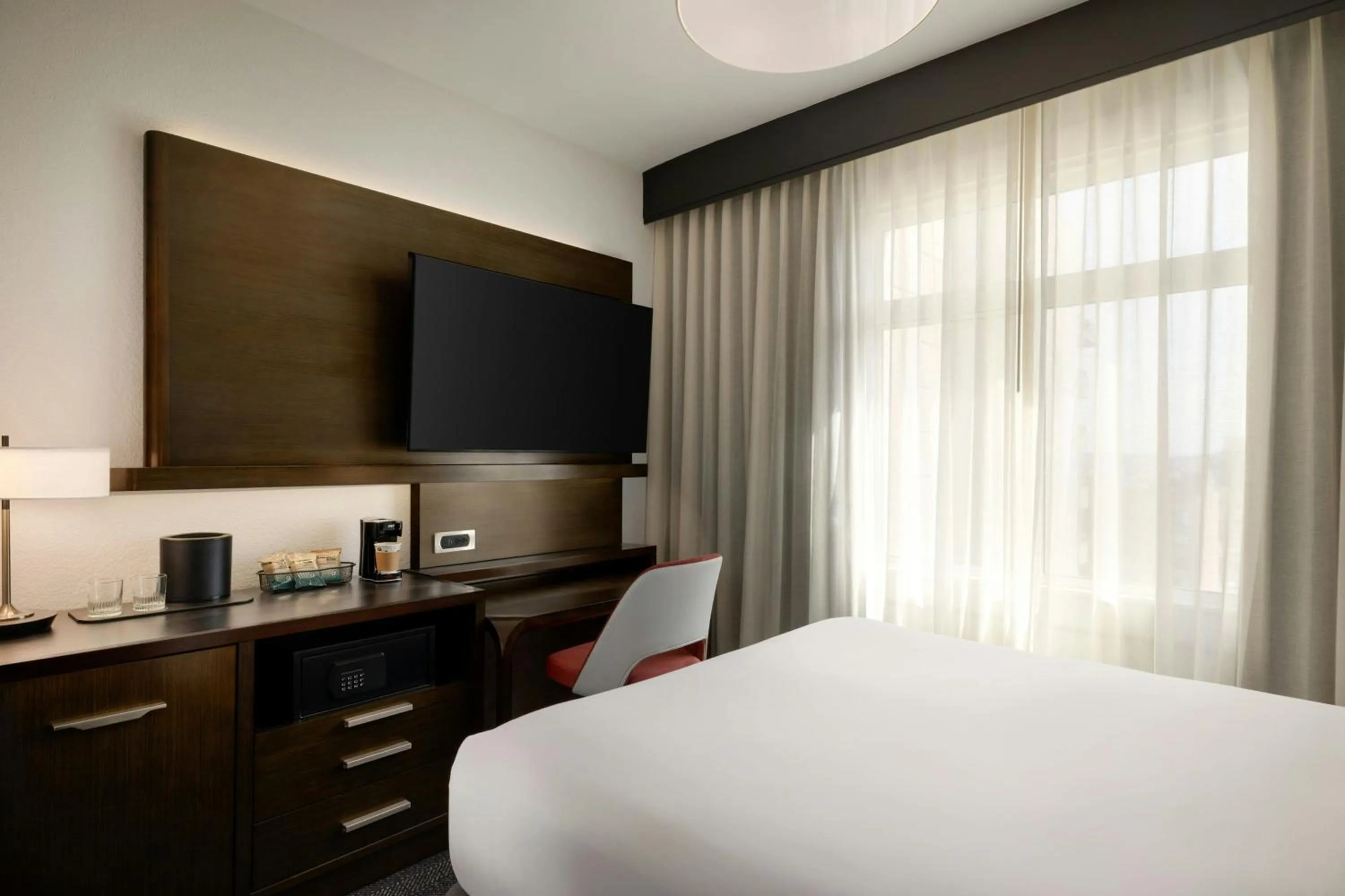 Photo of the whole room, Bed in Courtyard by Marriott San Francisco Union Square