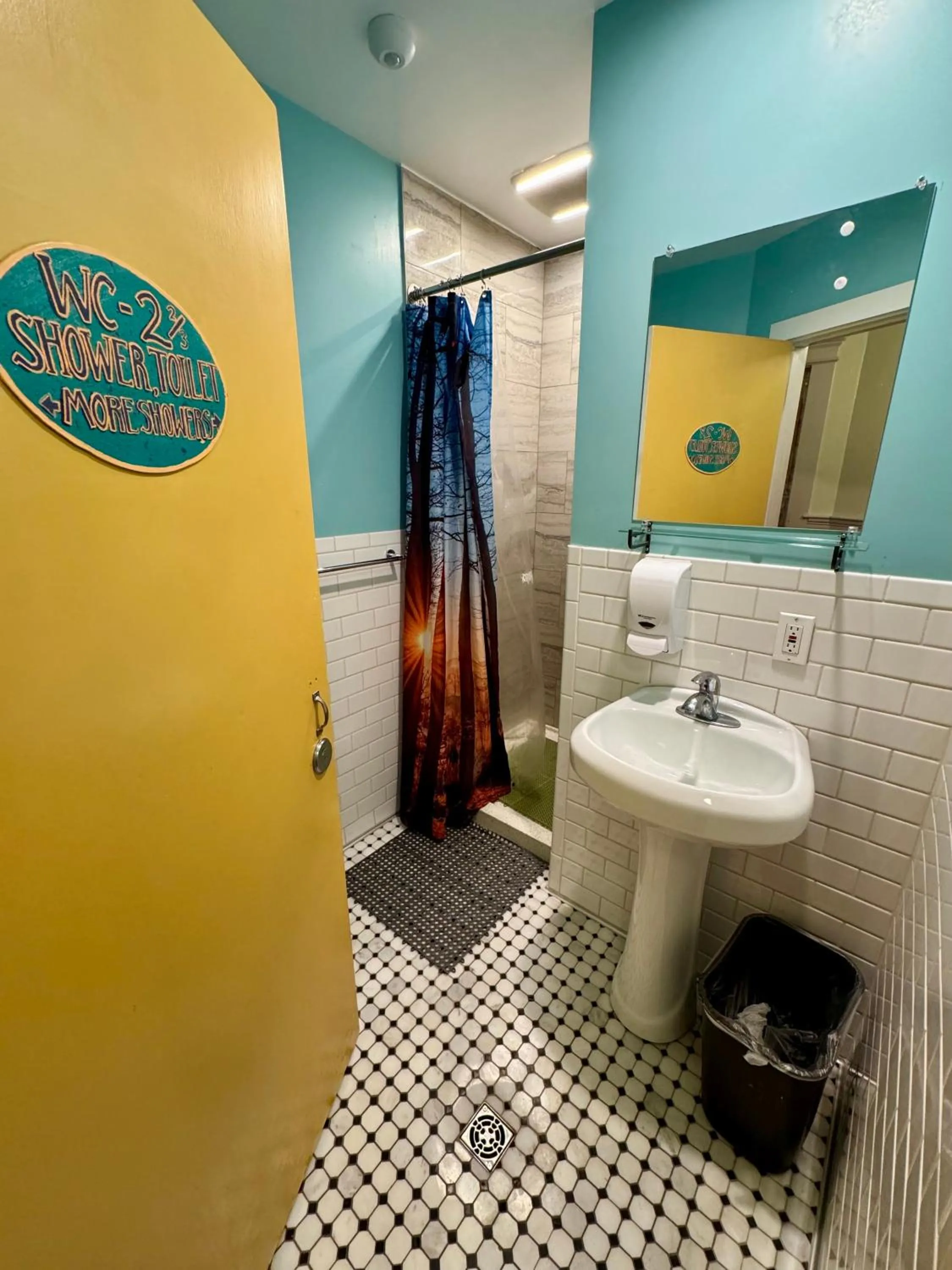 Bathroom in Green Tortoise Hostel