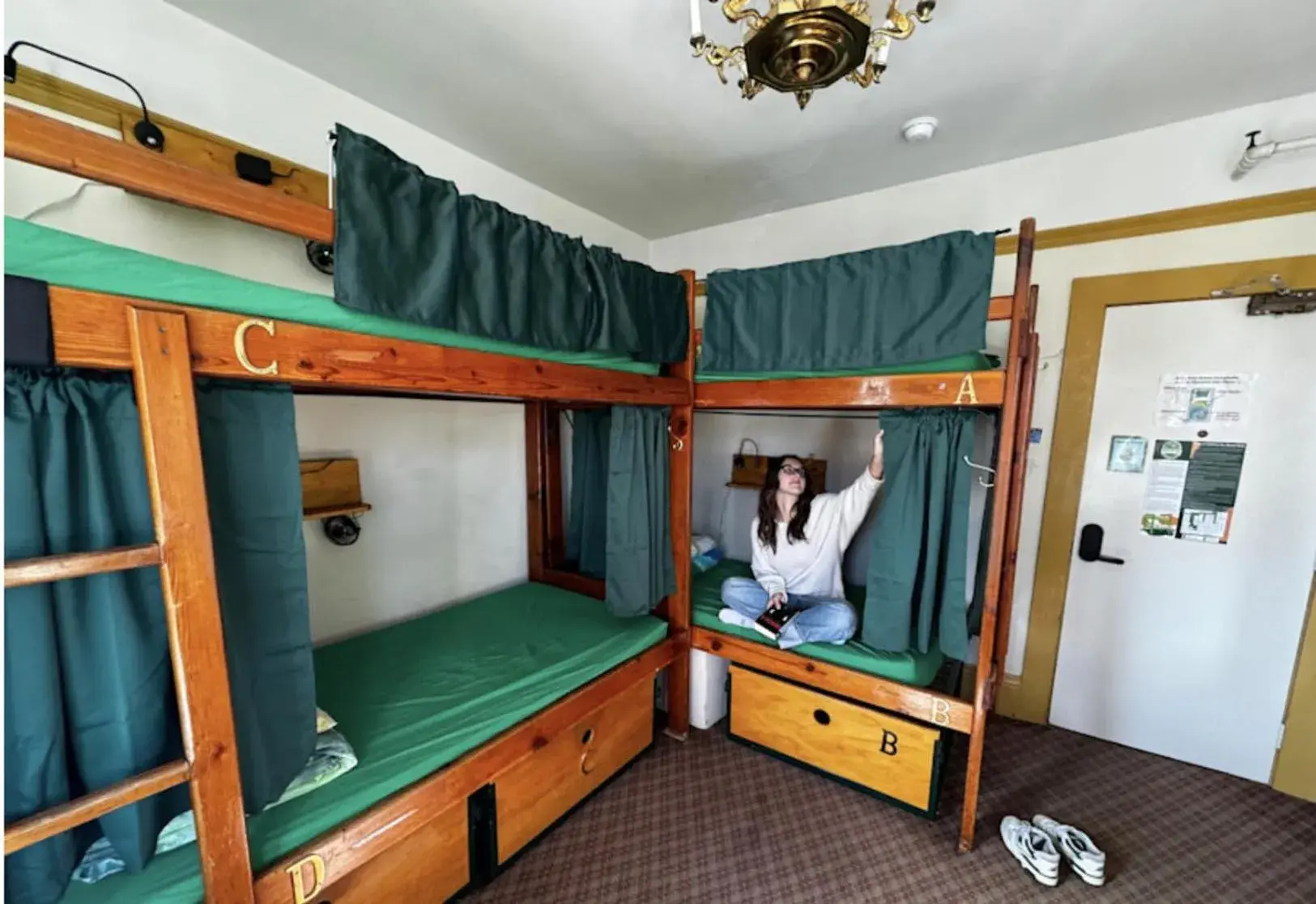 Single Bed in Mixed Dormitory Room with Shared Bathroom in Green Tortoise Hostel Single Bed in Mixed Dormitory Room with Shared Bathroom in Green Tortoise Hostel