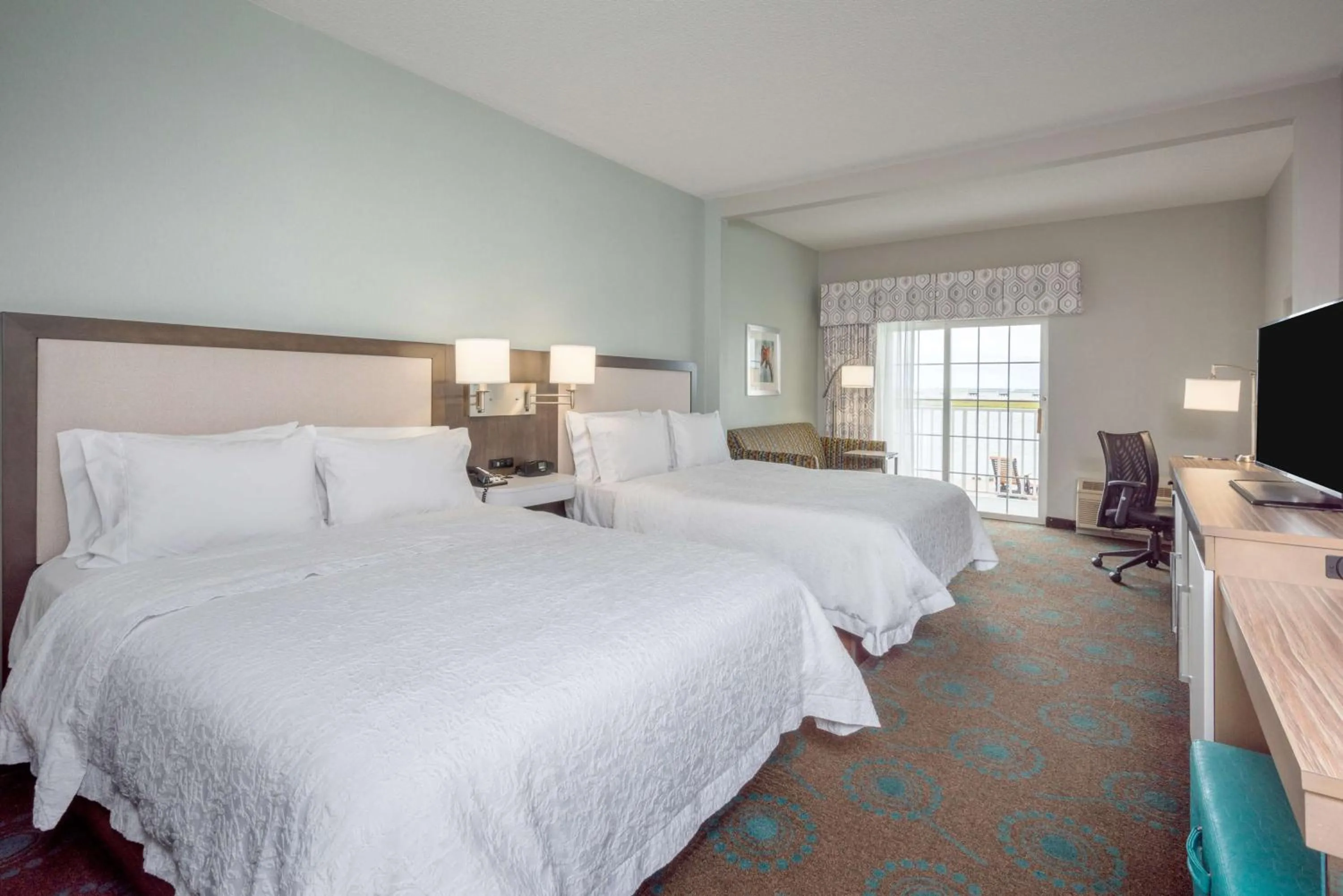 Bed in Hampton Inn & Suites Chincoteague-Waterfront, Va