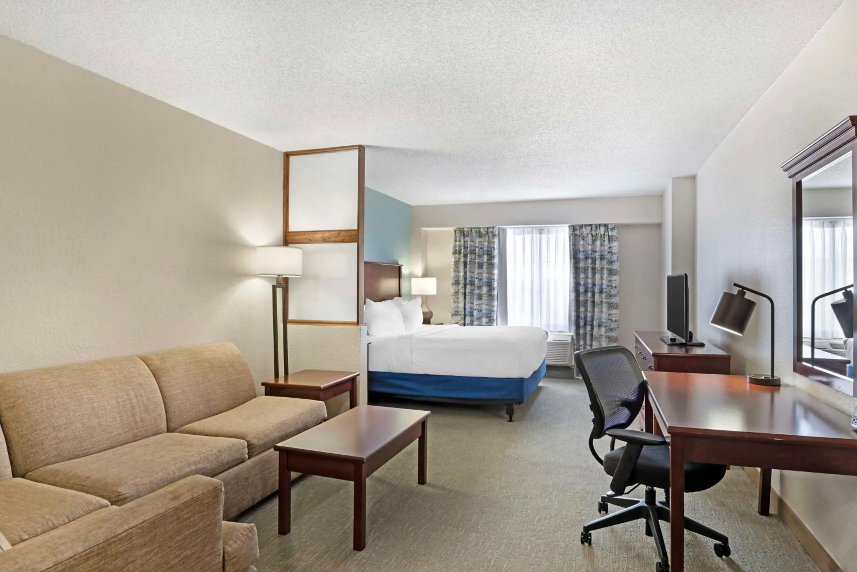 Bedroom, Bed in Best Western Plus Crossroads Inn & Suites