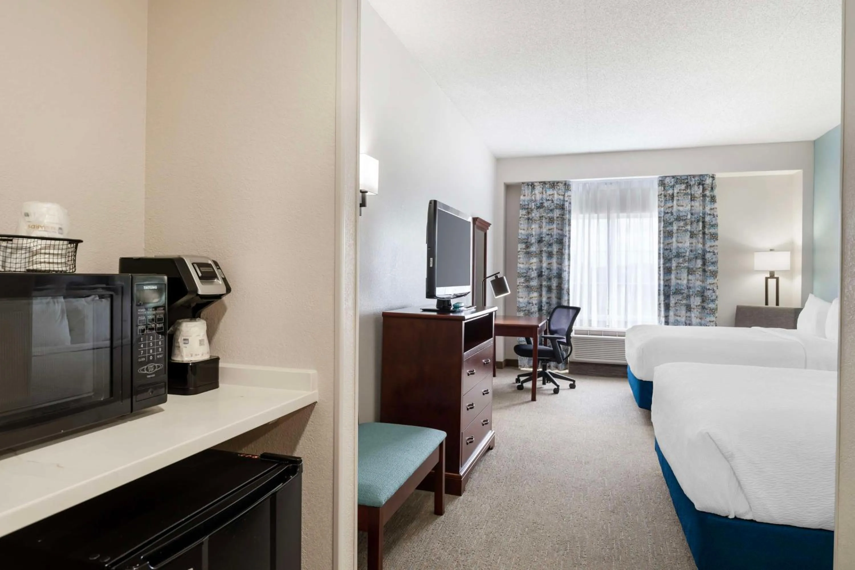 Bedroom, Bed in Best Western Plus Crossroads Inn & Suites