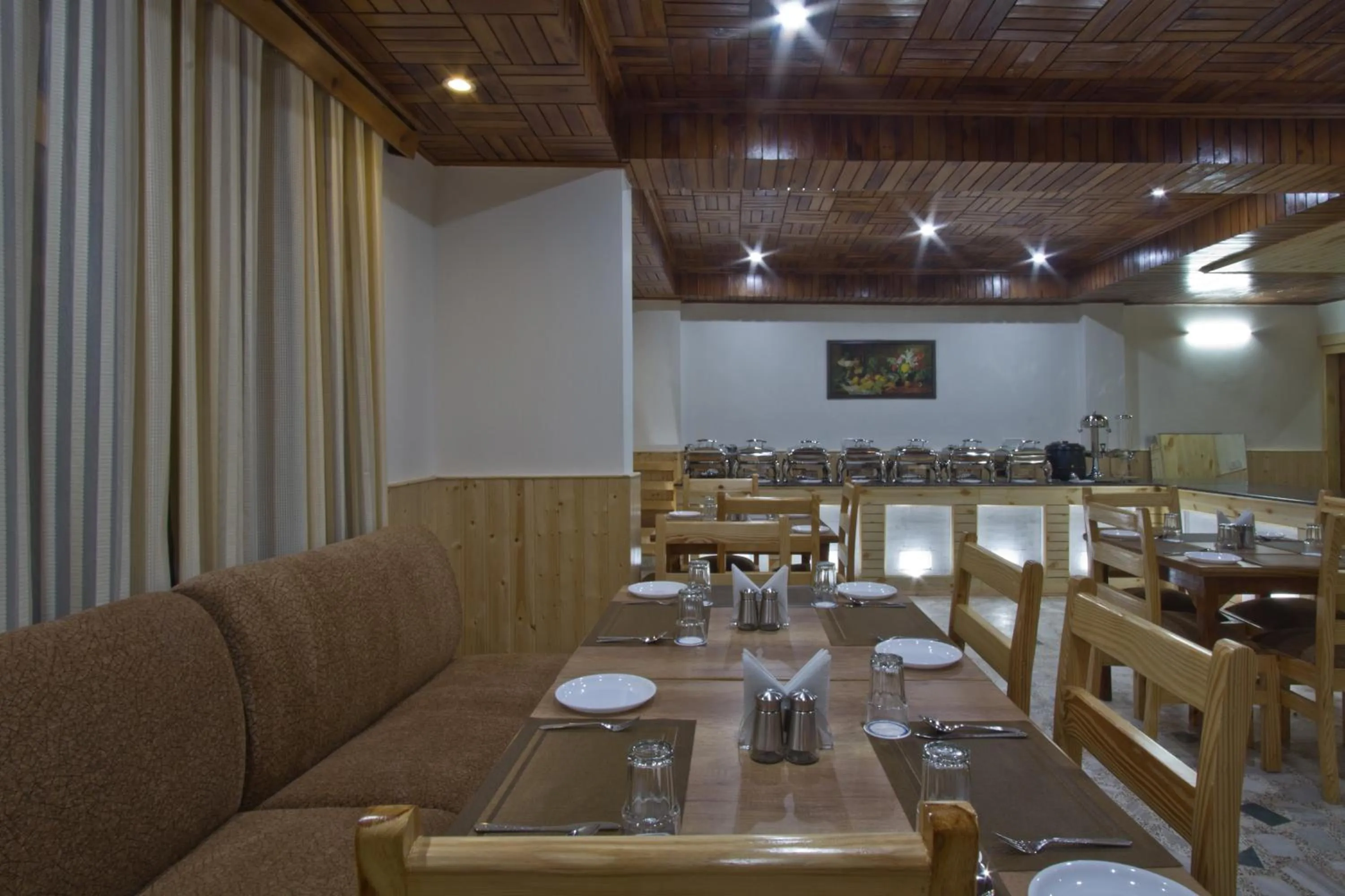 Restaurant/places to eat in Hotel Hayer Regency