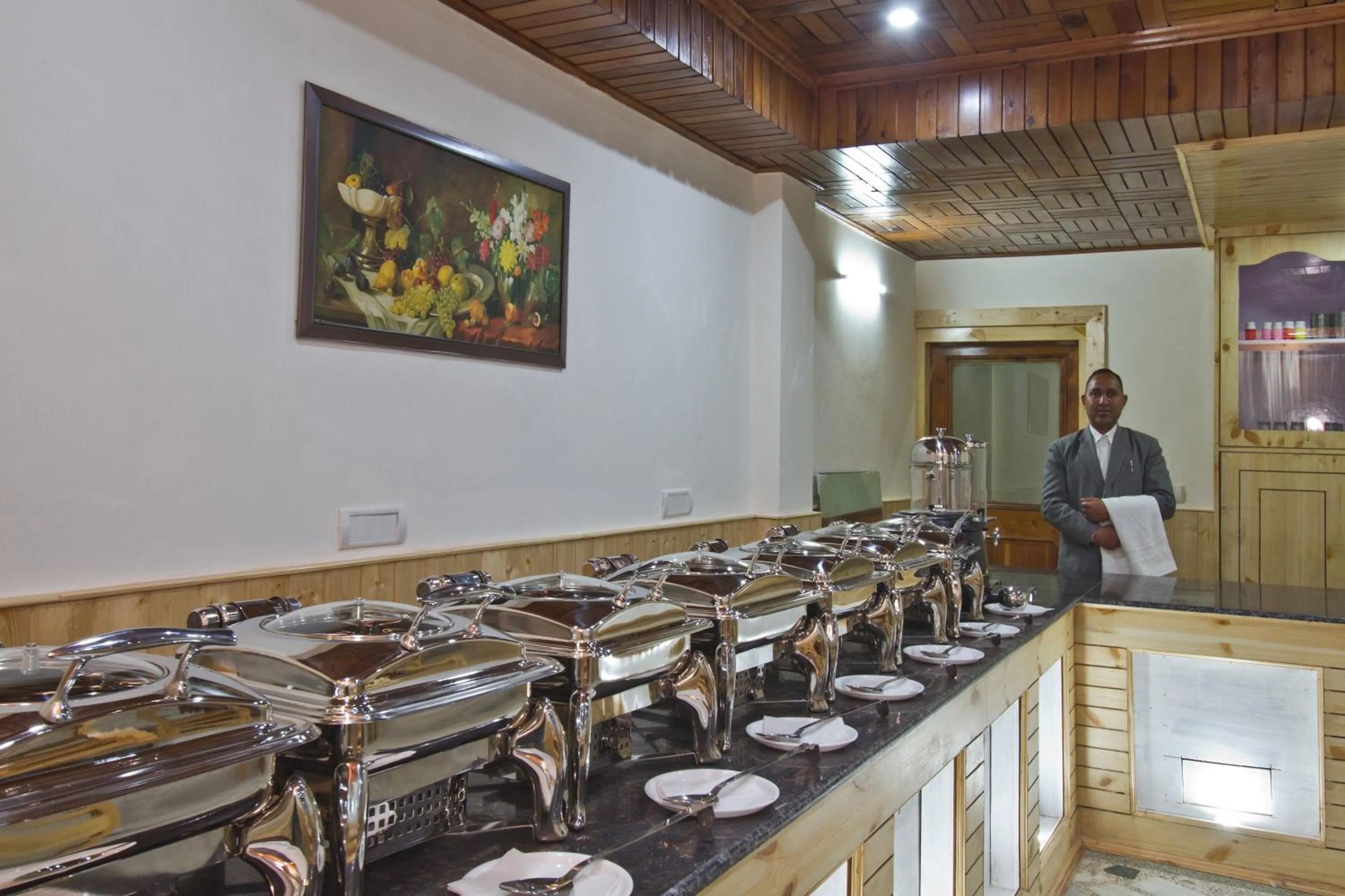Restaurant/places to eat in Hotel Hayer Regency