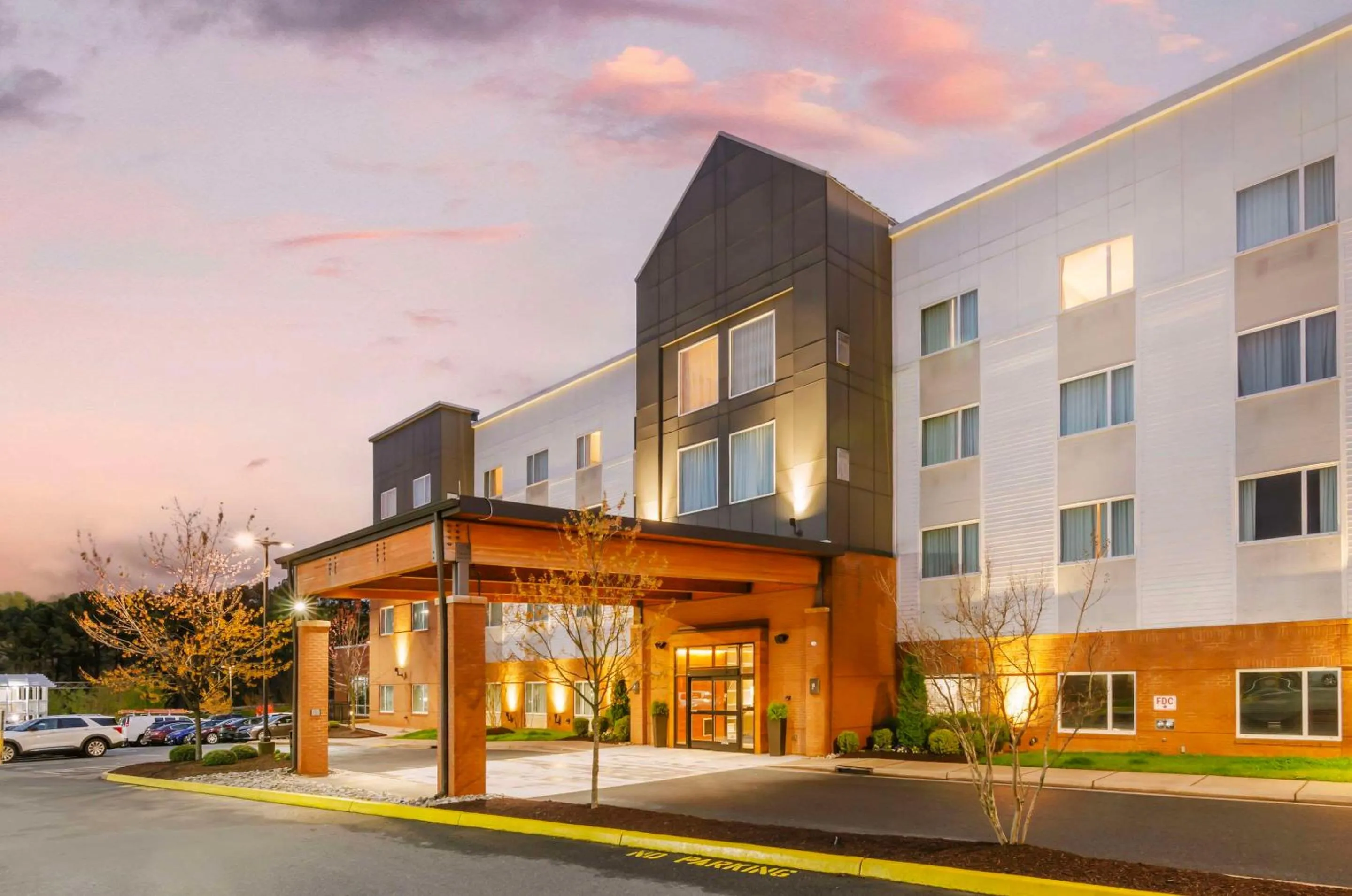 Property building in Country Inn & Suites by Radisson, Charlottesville-UVA, VA