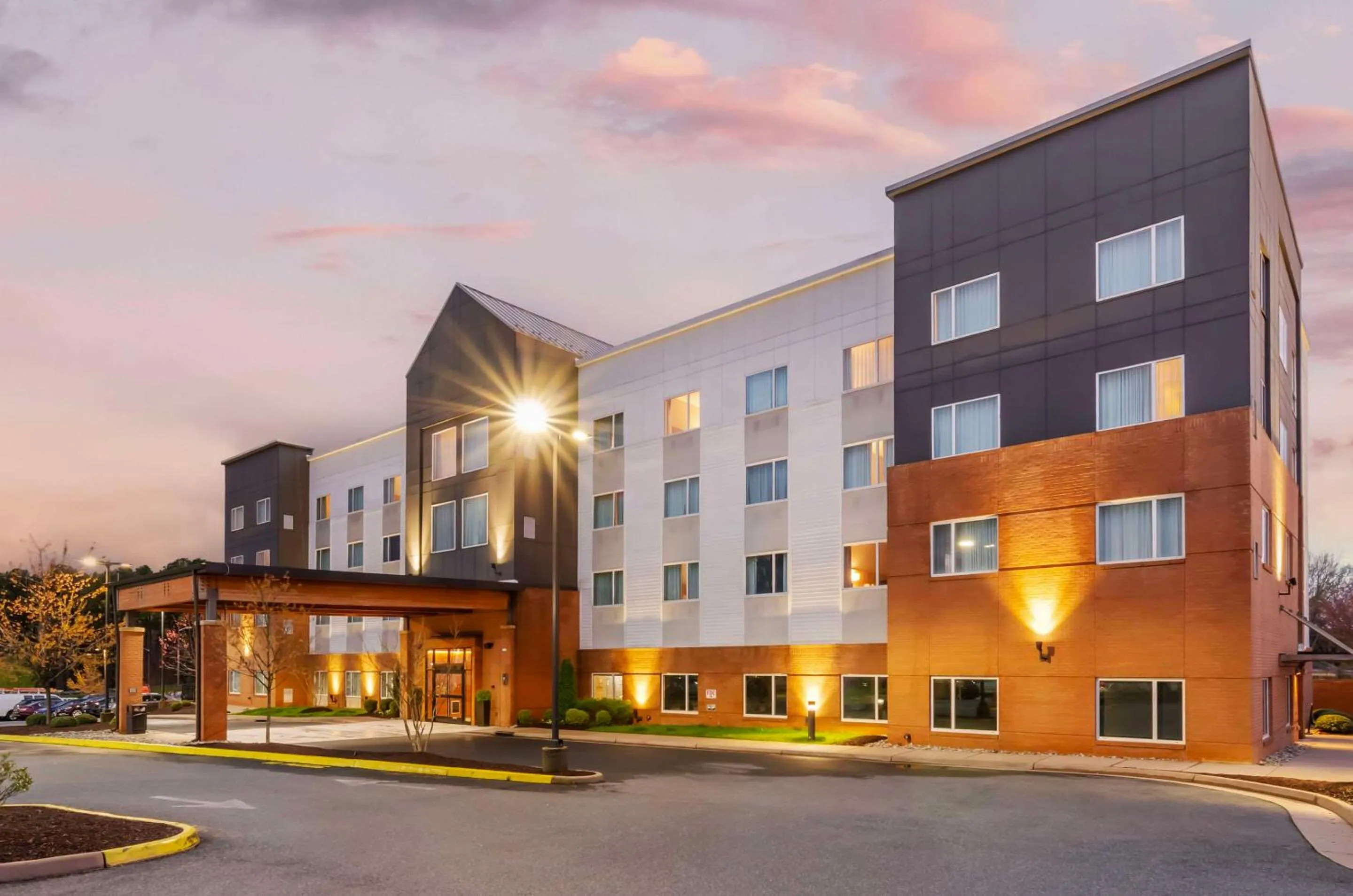 Property building in Country Inn & Suites by Radisson, Charlottesville-UVA, VA