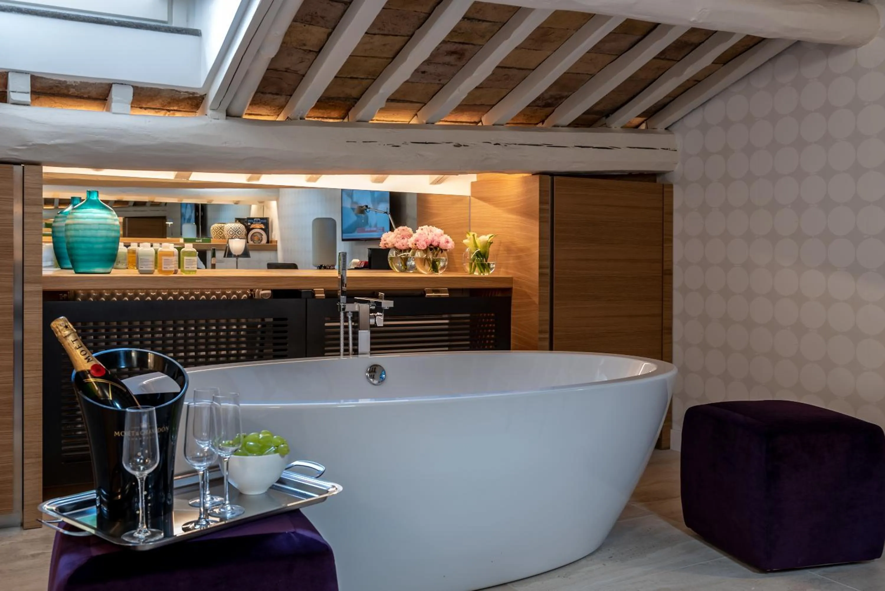 Decorative detail in Laurina 33