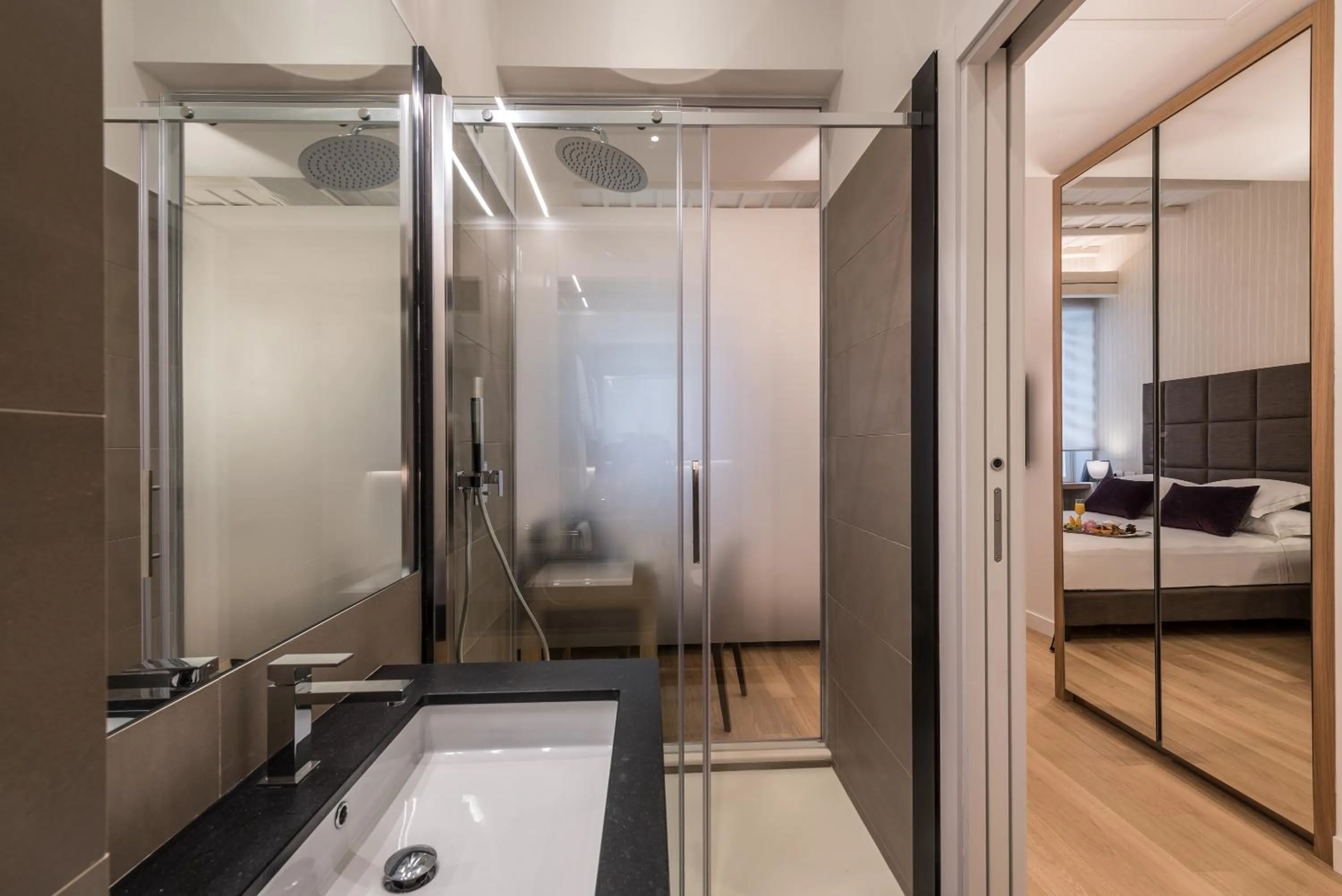 Shower, Bed in Laurina 33