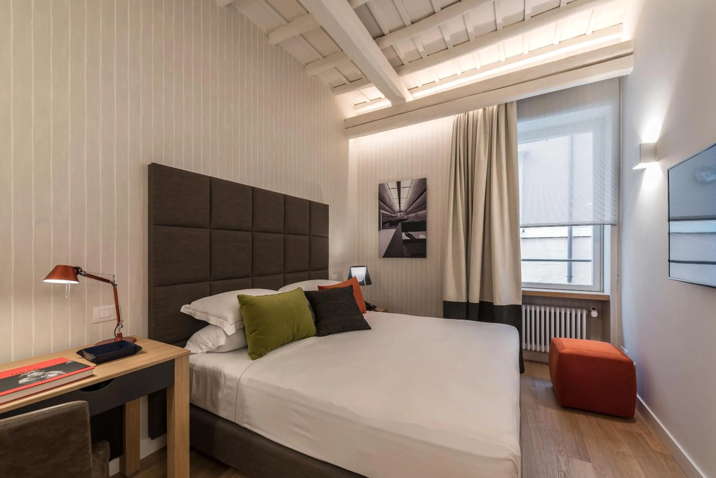 Photo of the whole room, Bed in Laurina 33