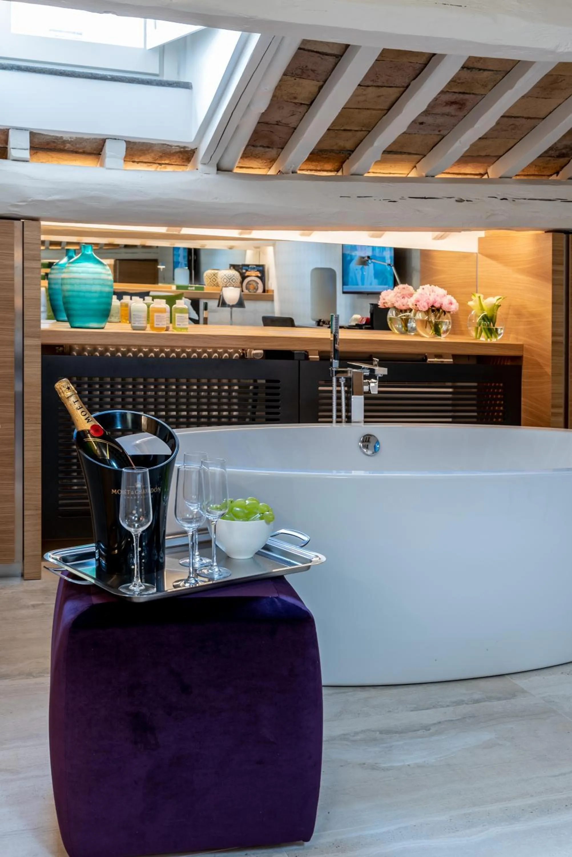 Decorative detail in Laurina 33