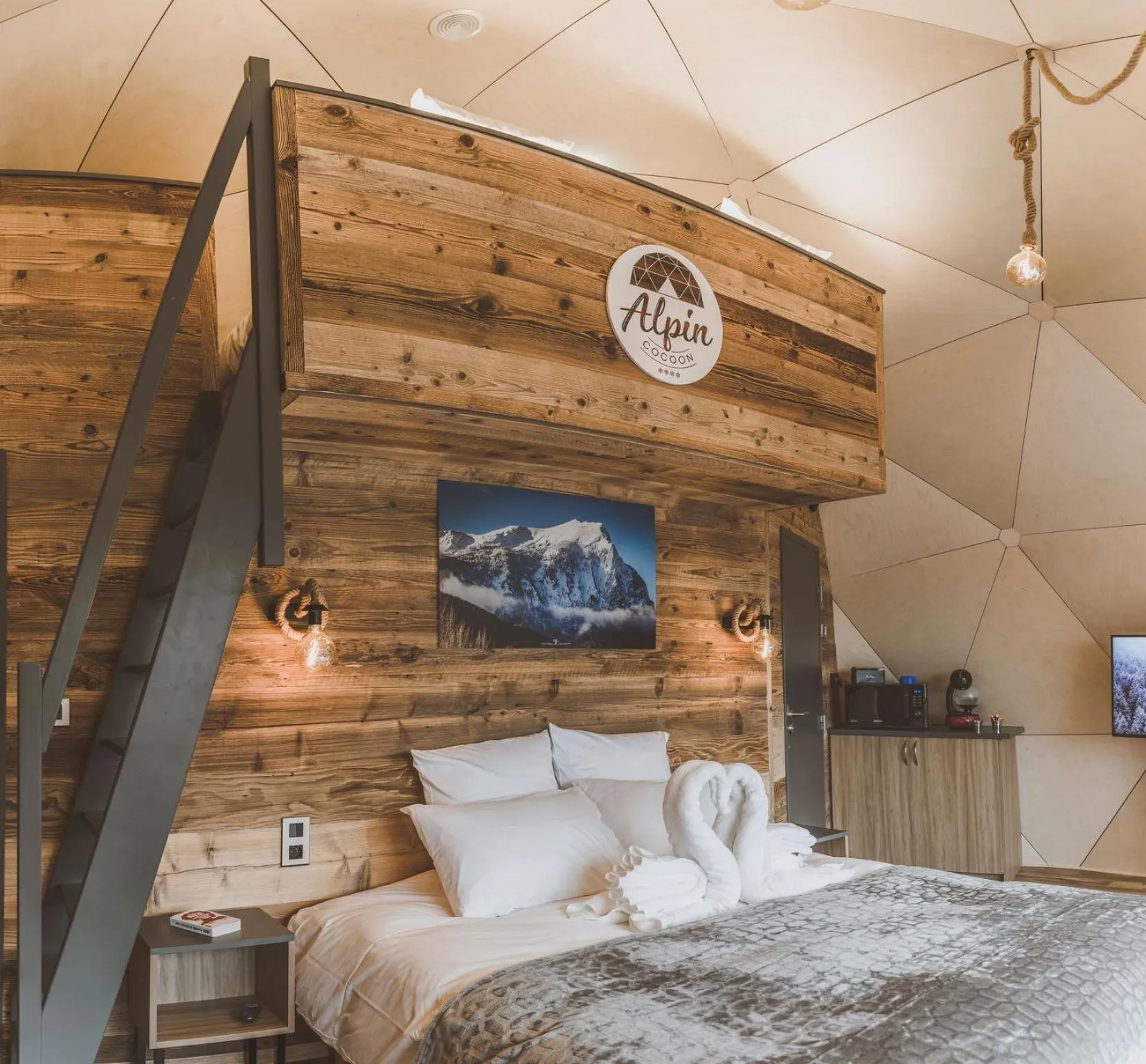 Bed in Alpin D'Hôme Hôtel & Spa