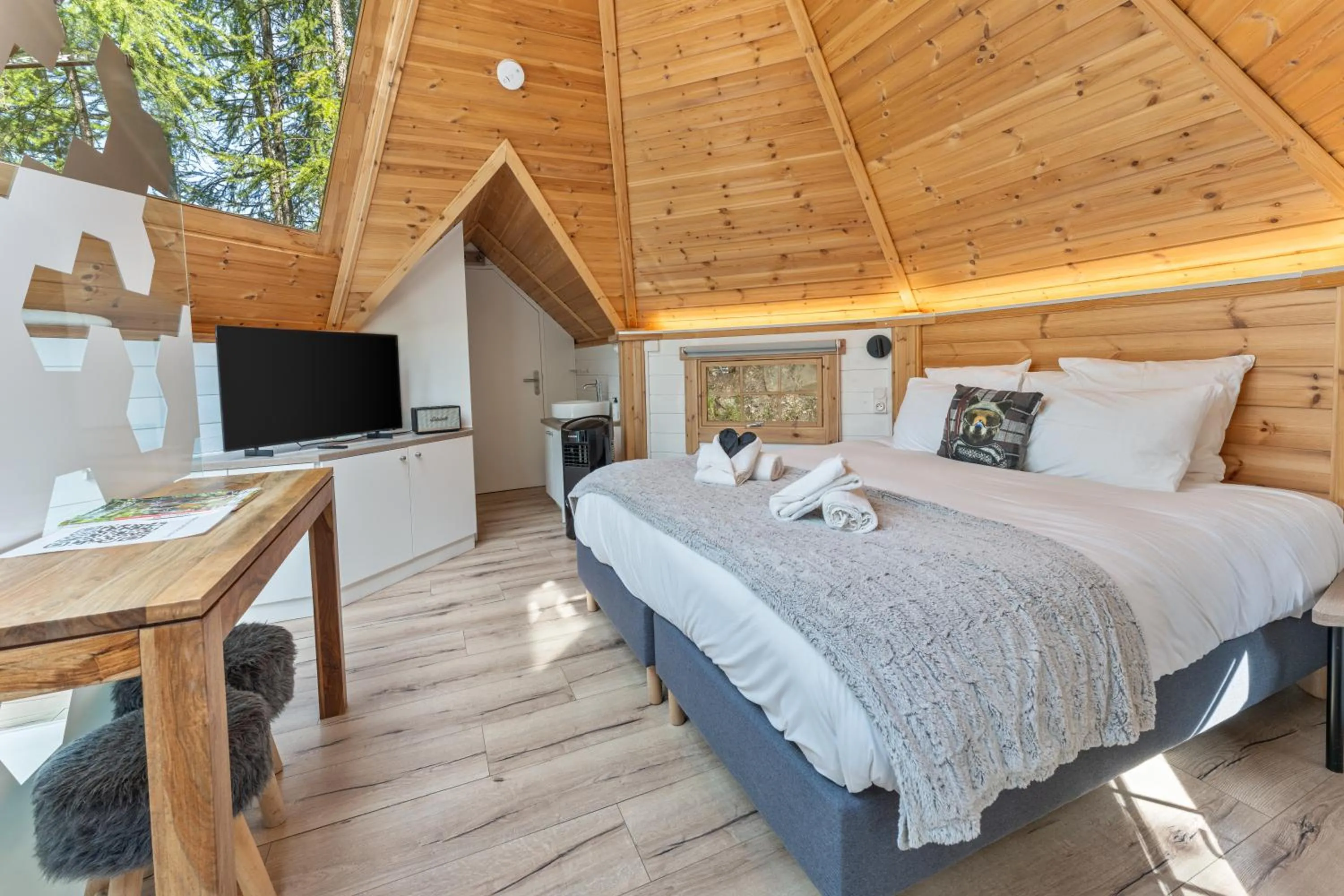 Bedroom, Bed in Alpin D'Hôme Hôtel & Spa