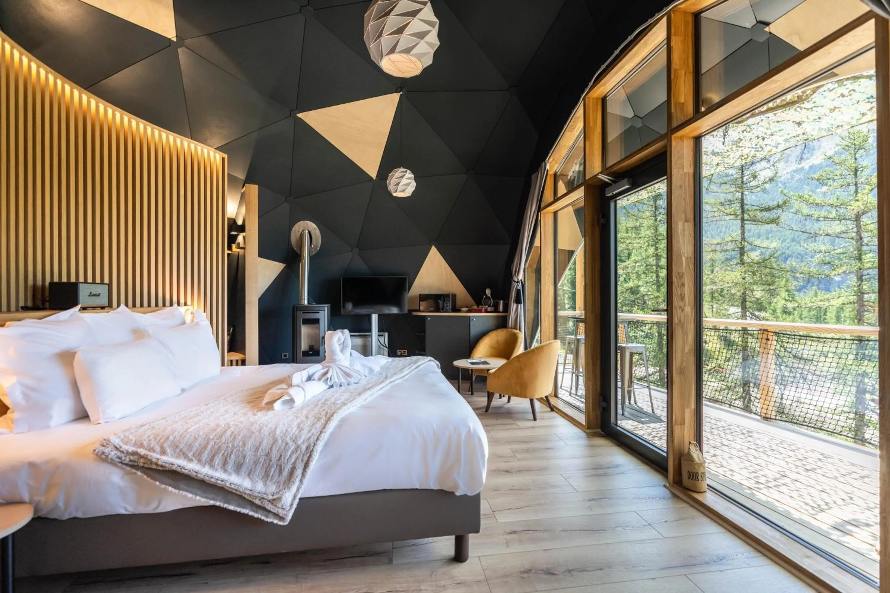 Bed in Alpin D'Hôme Hôtel & Spa