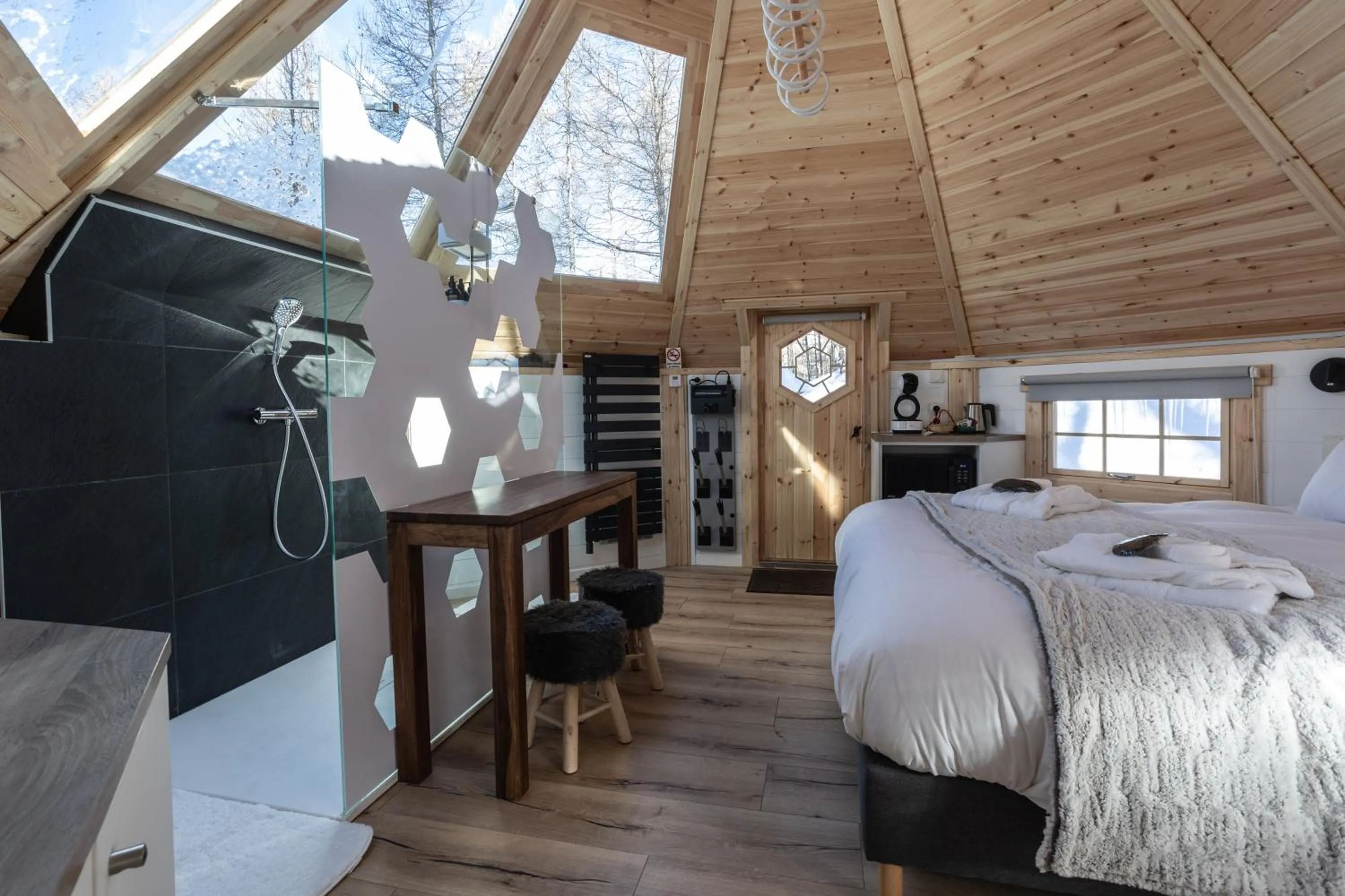 Bed in Alpin D'Hôme Hôtel & Spa