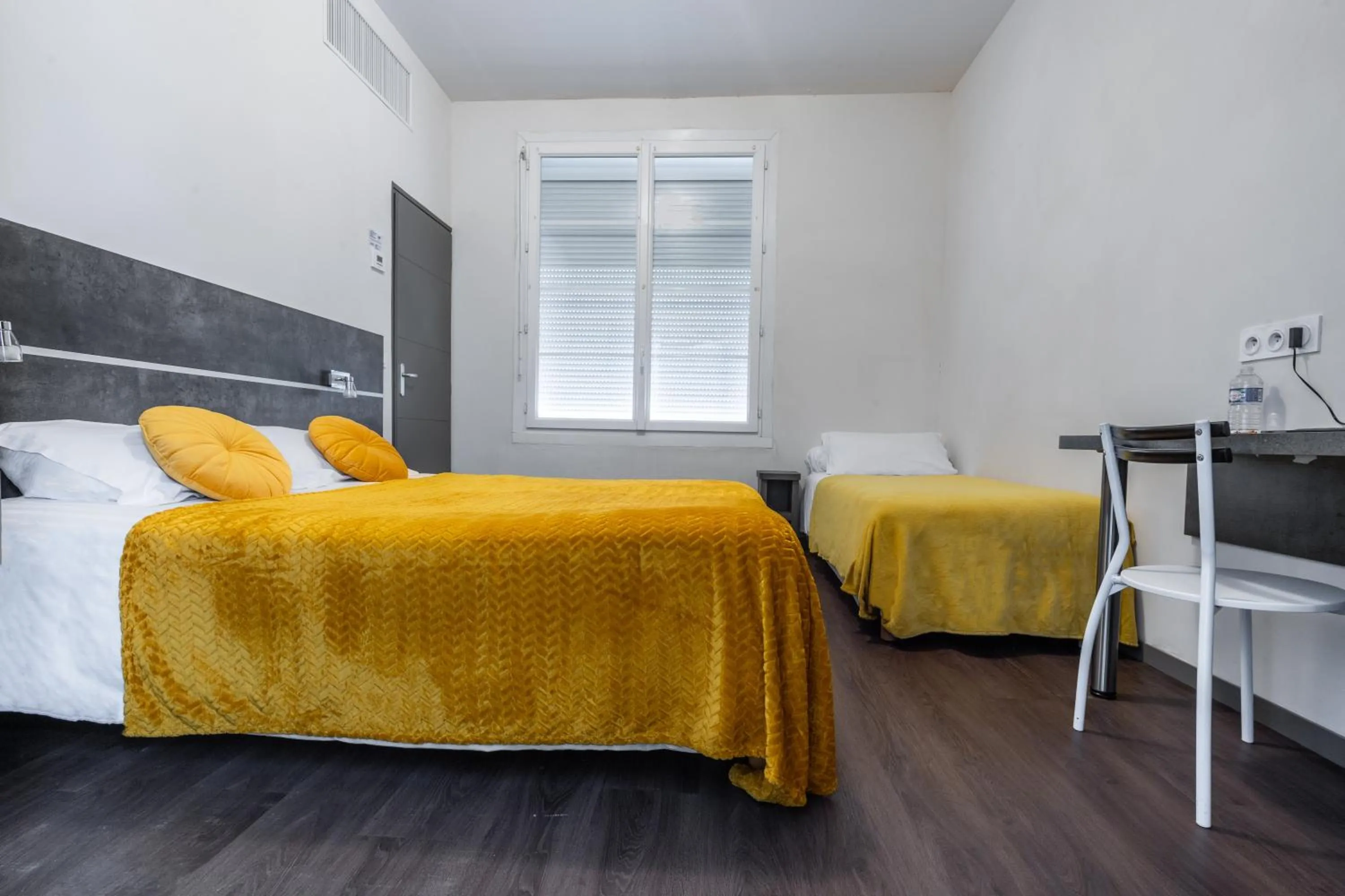 Bedroom, Bed in Hôtel de la Gare