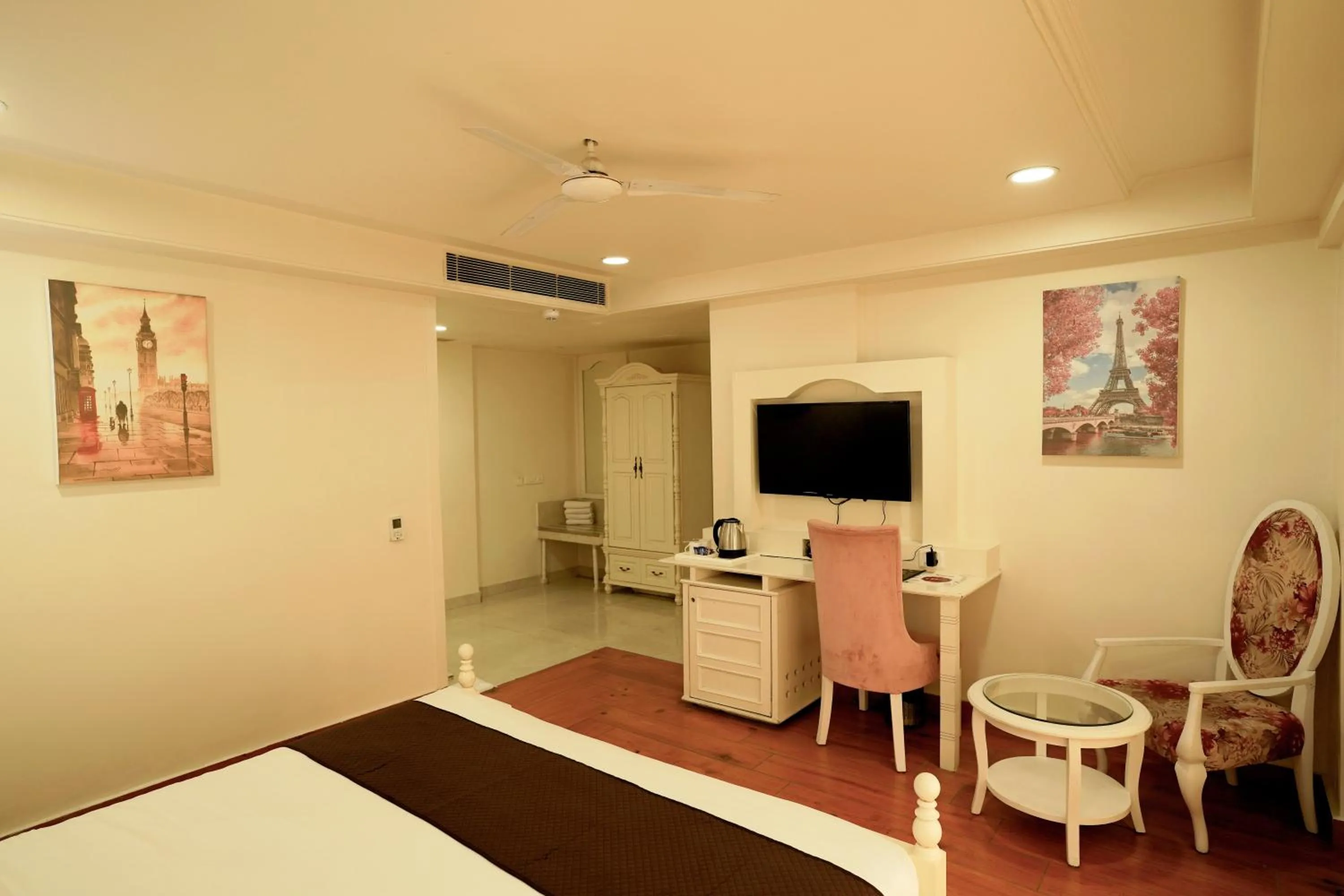 Bed in Hotel Magenta Jaipur