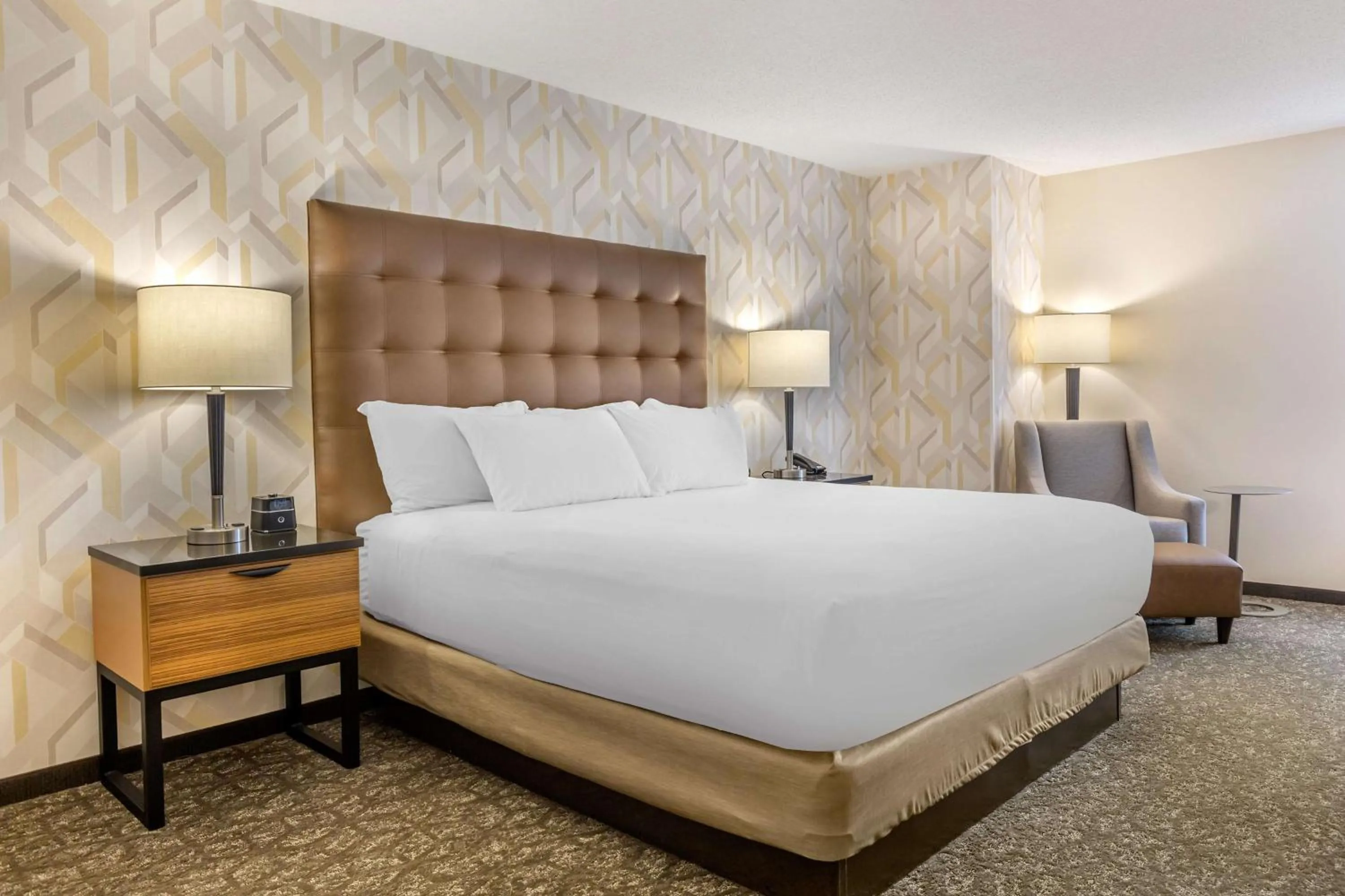 Bedroom, Bed in Drury Inn & Suites St. Louis-Southwest