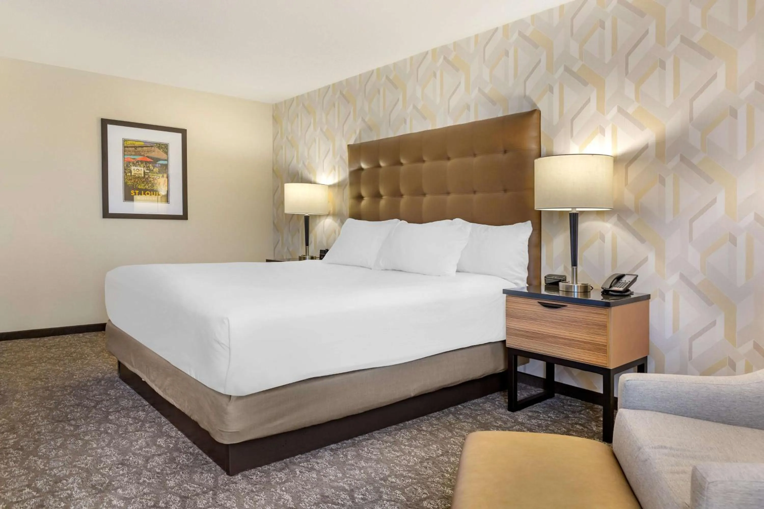 Bedroom, Bed in Drury Inn & Suites St. Louis-Southwest