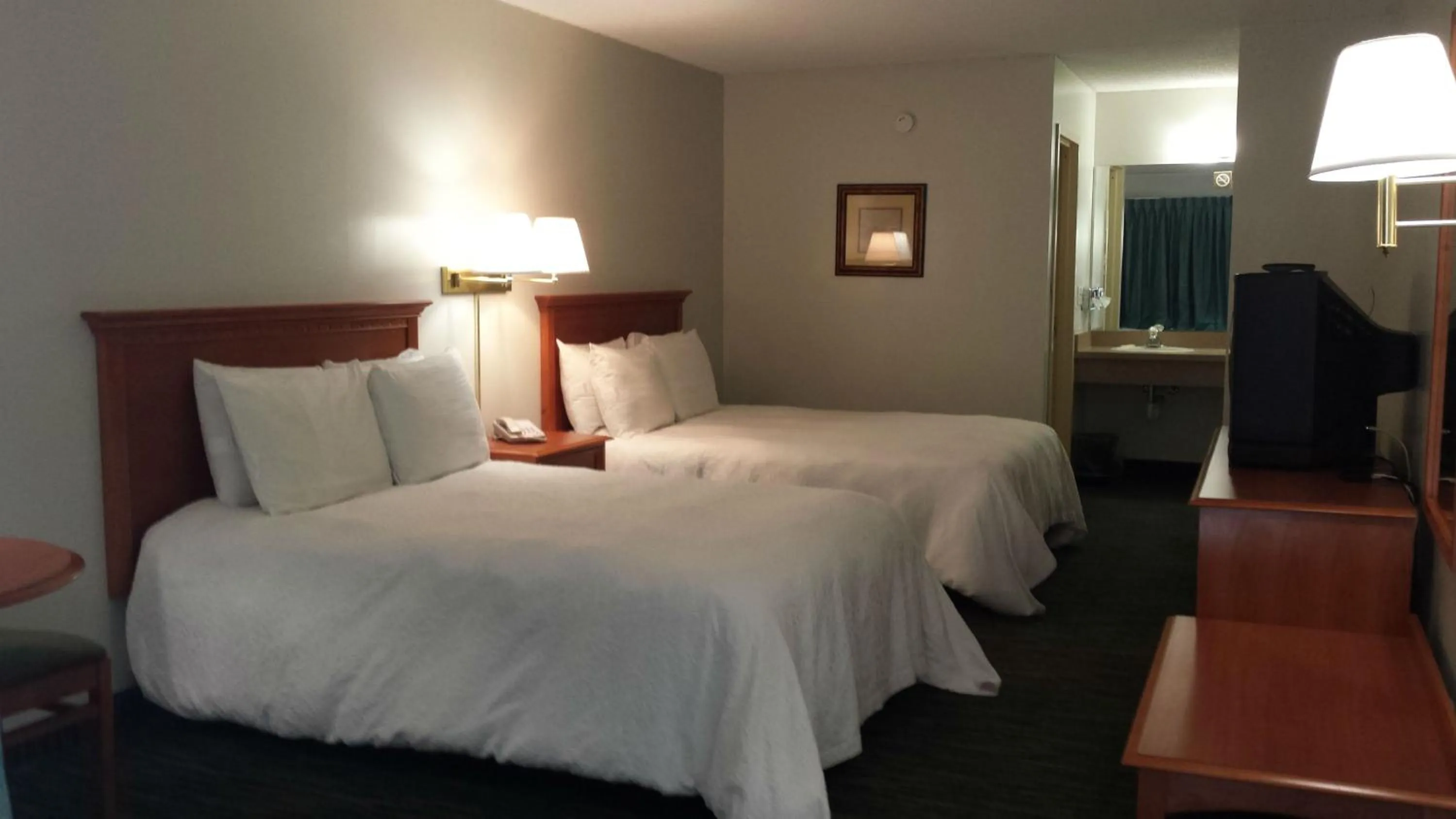 Bedroom, Bed in Atlantic Inn