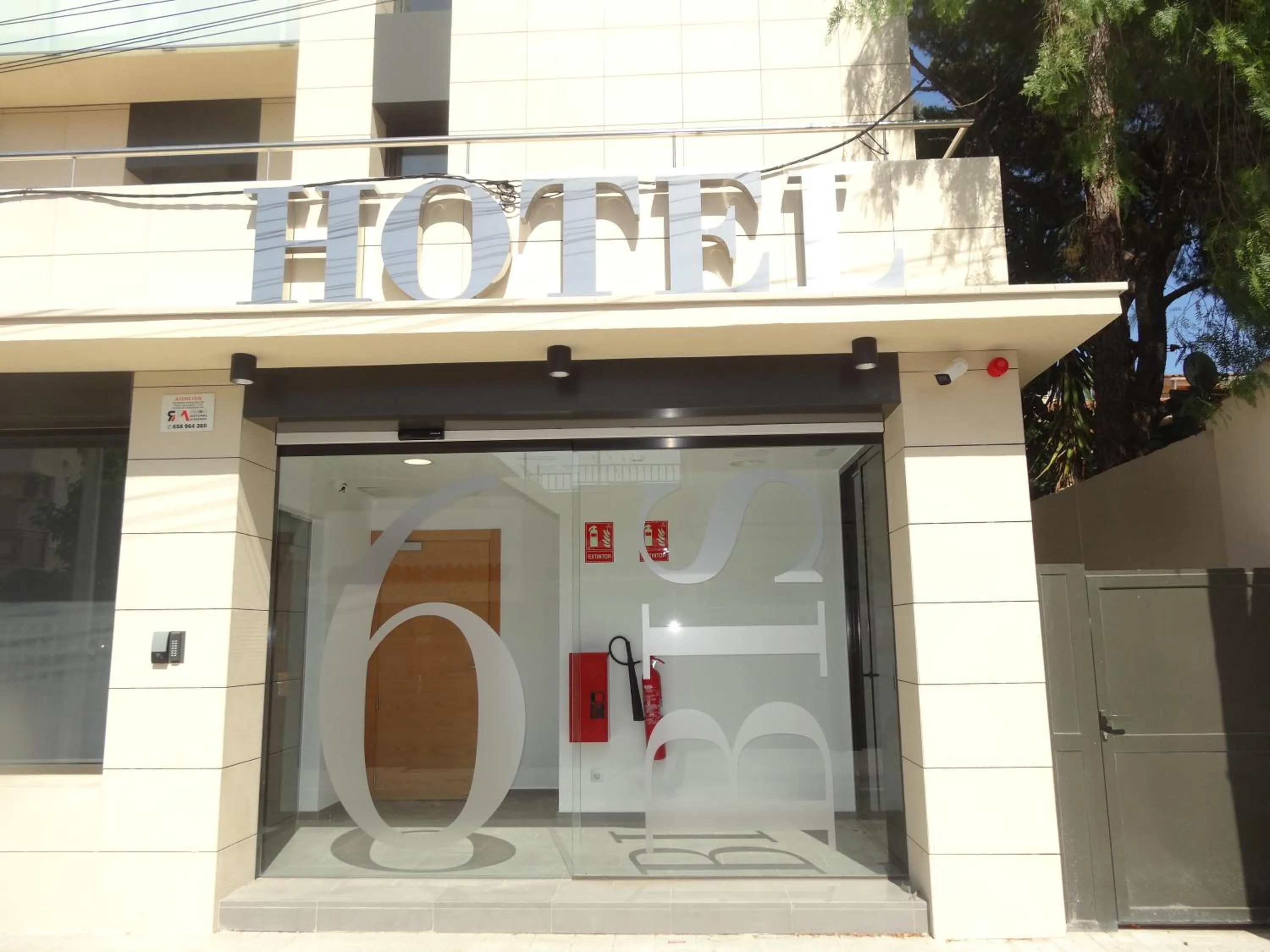 Facade/entrance in 6 Bis HOTEL