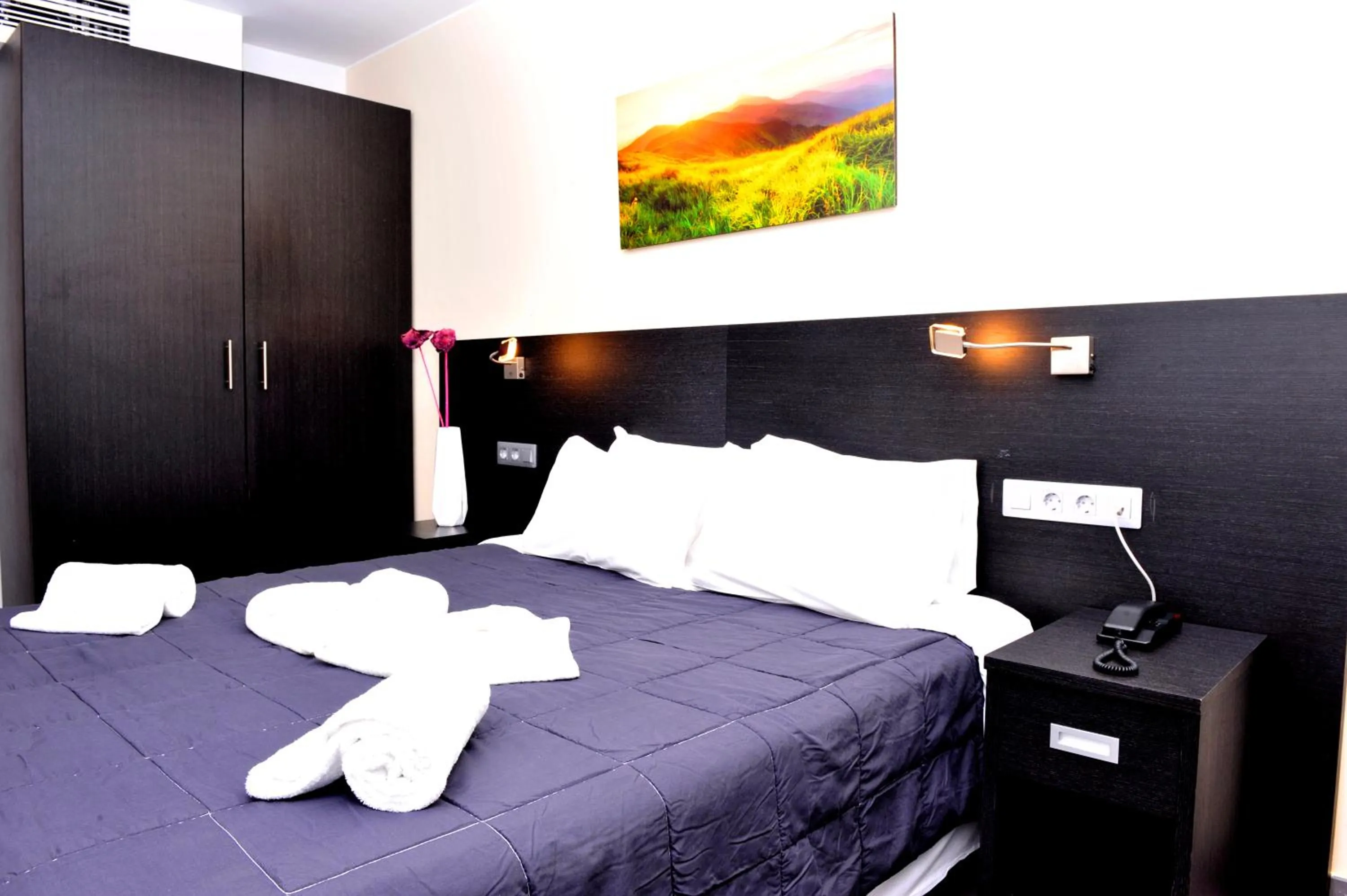 Photo of the whole room, Bed in 6 Bis HOTEL