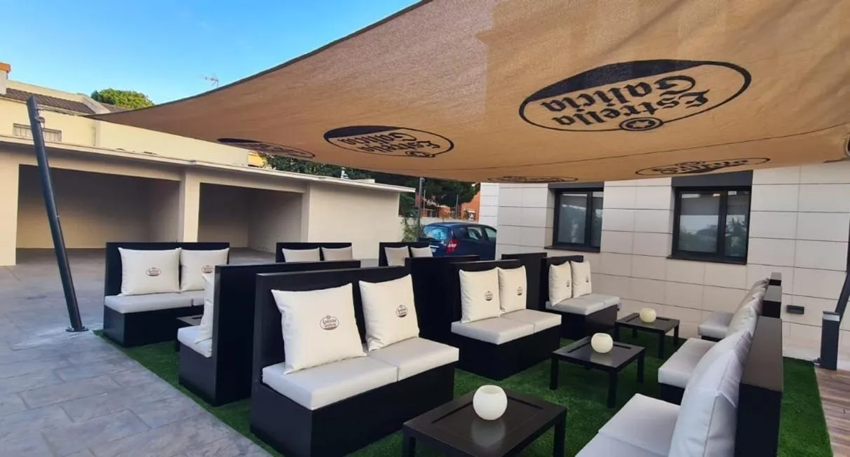 Patio in 6 Bis HOTEL