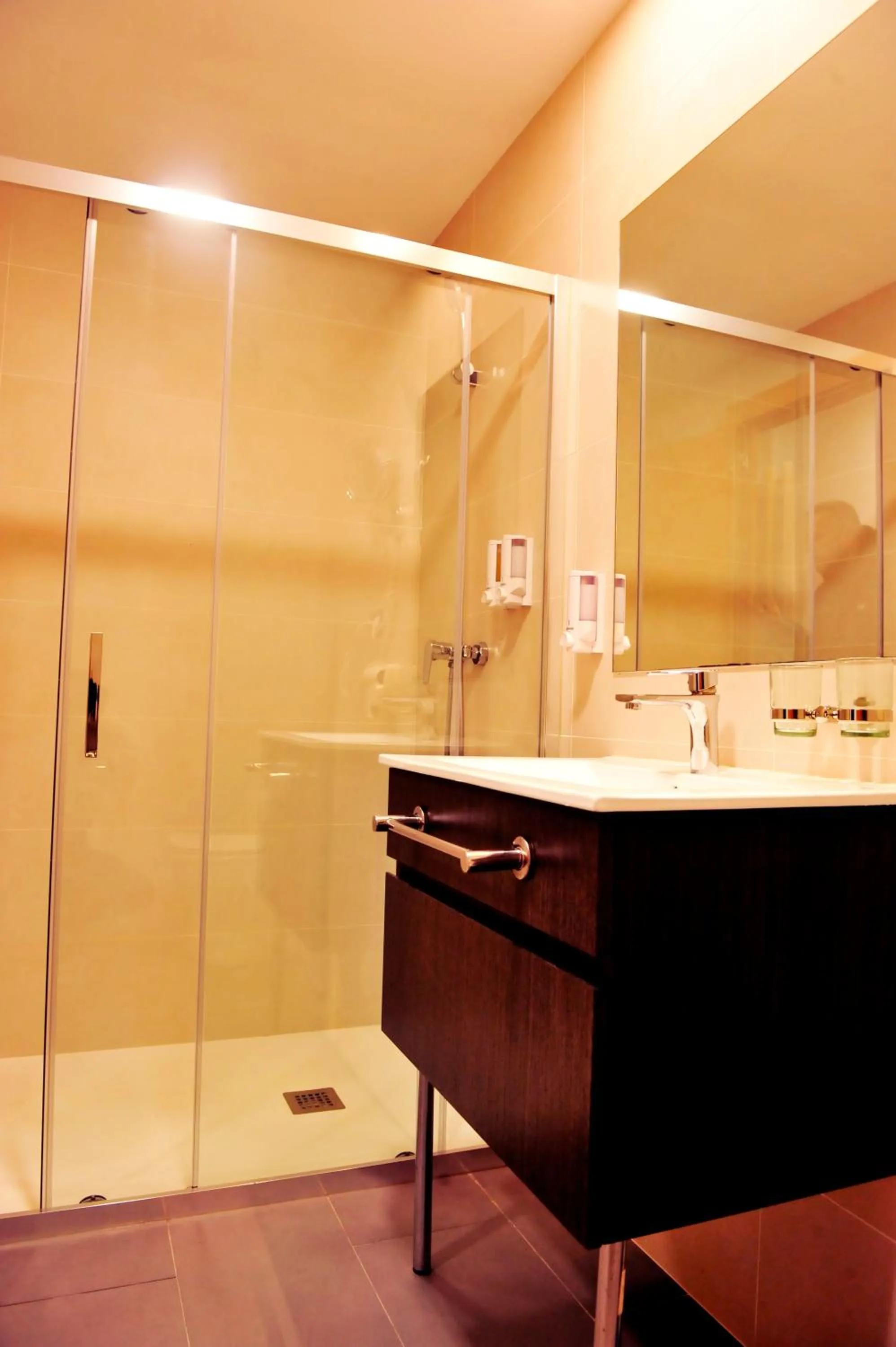 Shower in 6 Bis HOTEL