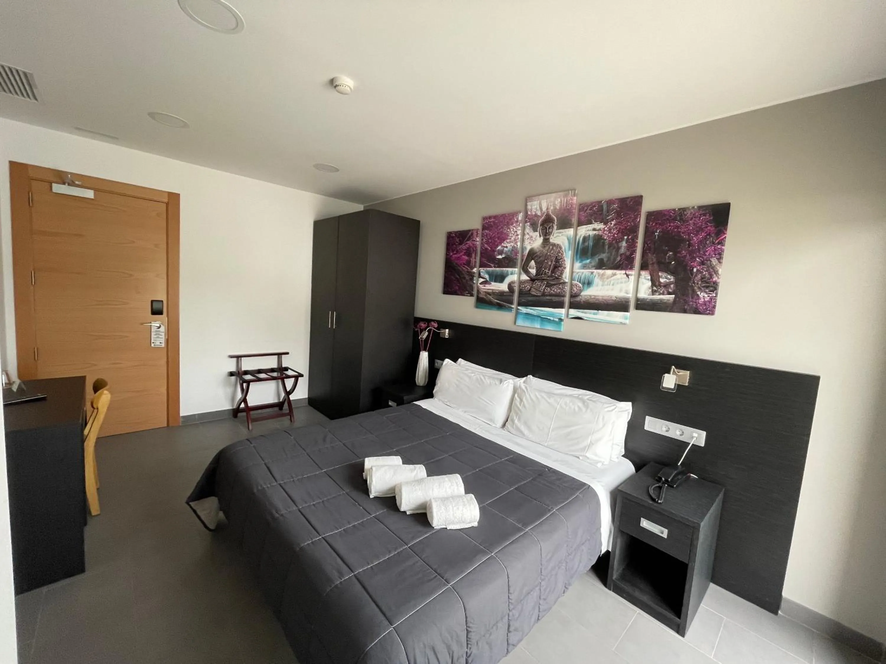 Photo of the whole room, Bed in 6 Bis HOTEL