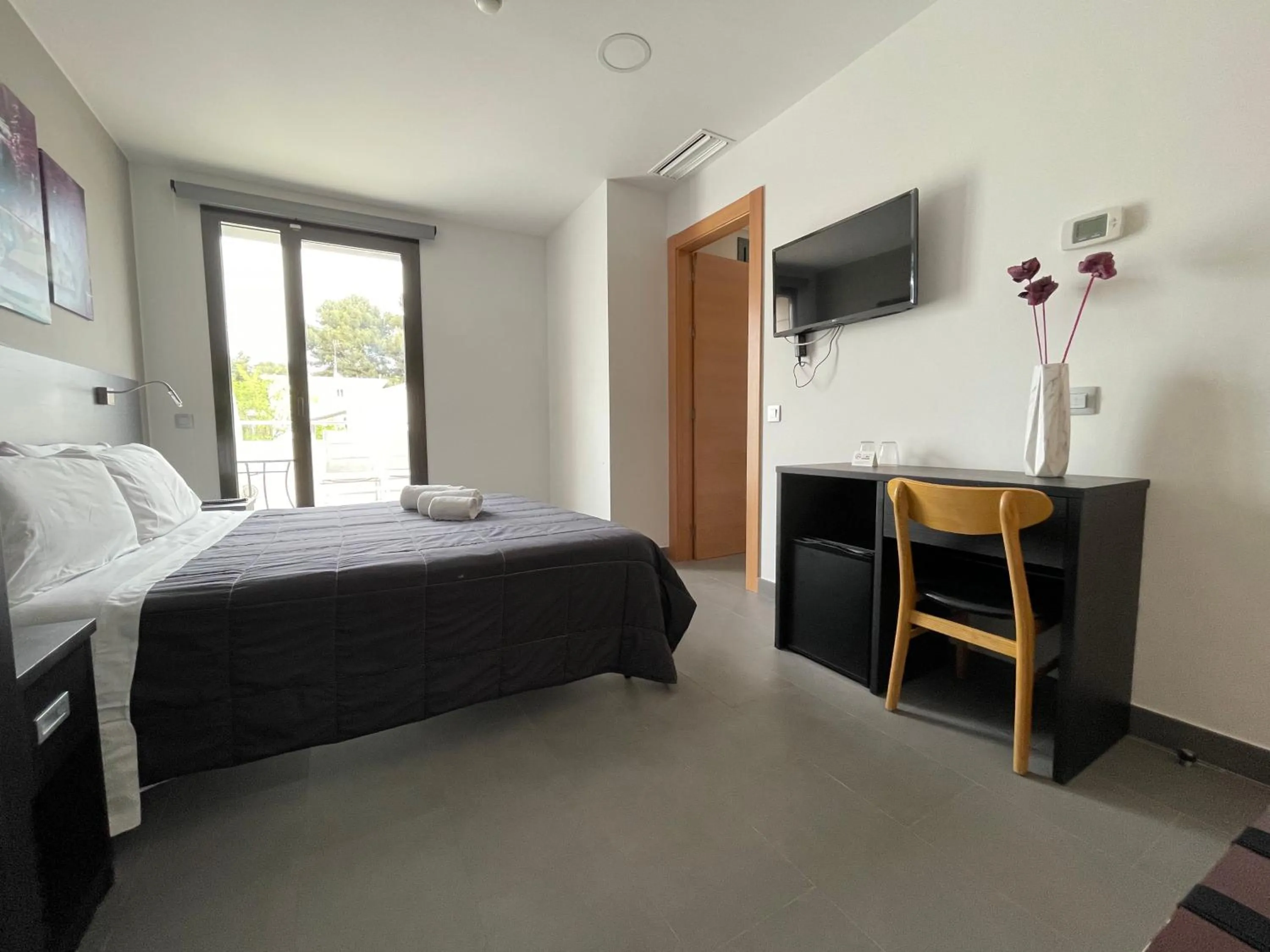 Photo of the whole room, Bed in 6 Bis HOTEL