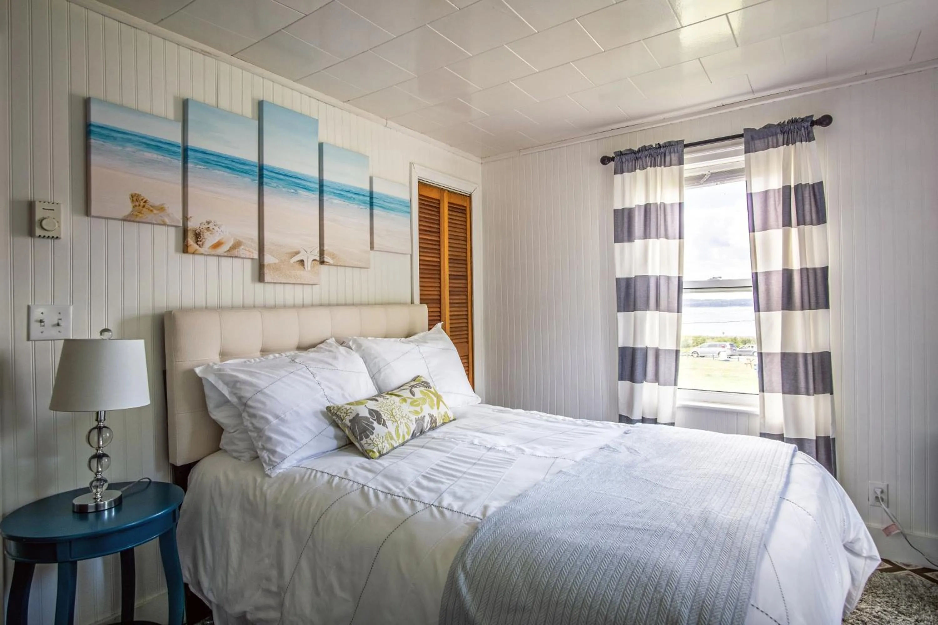 Bed in Friars Bay Inn & Cottages