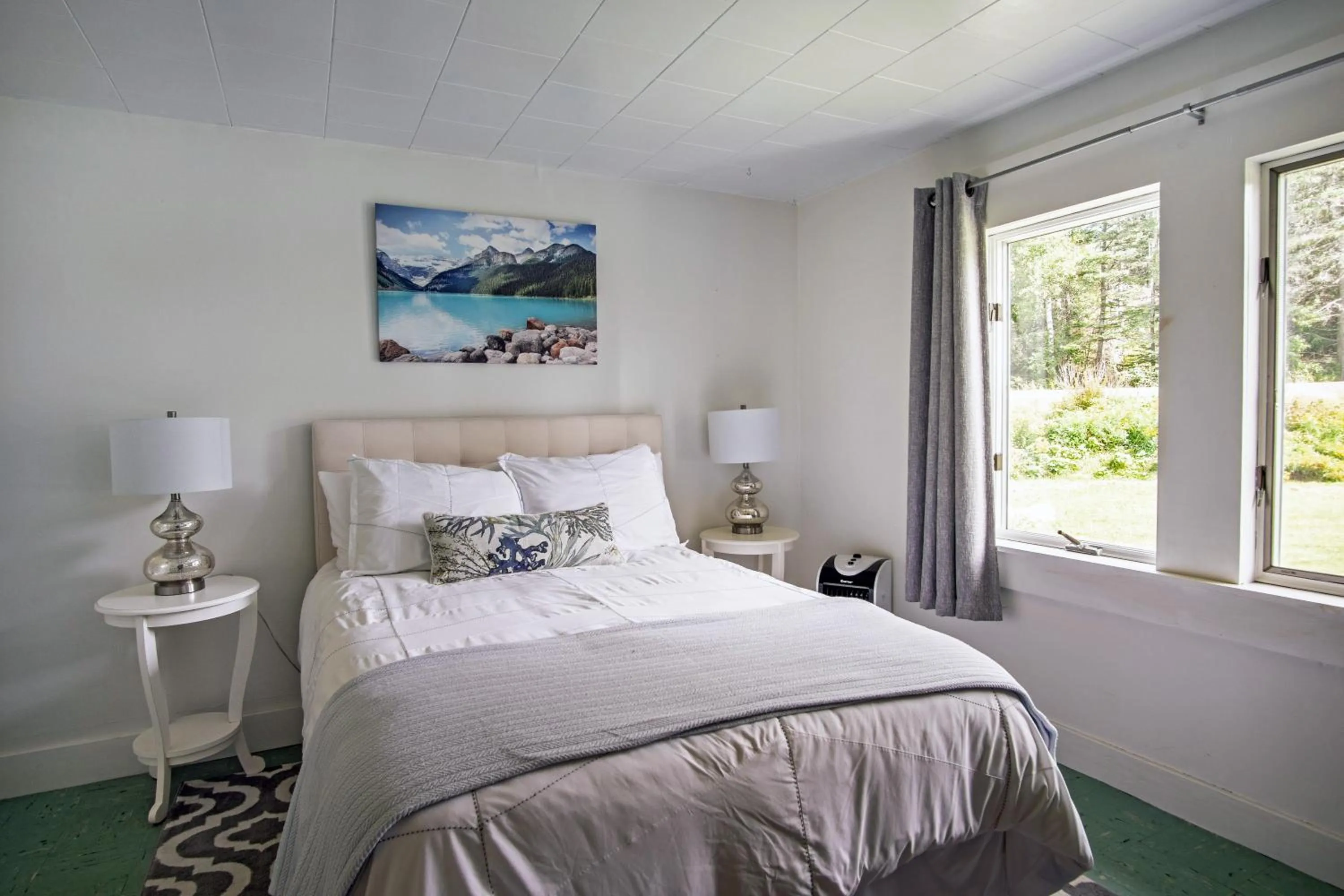 Bed in Friars Bay Inn & Cottages