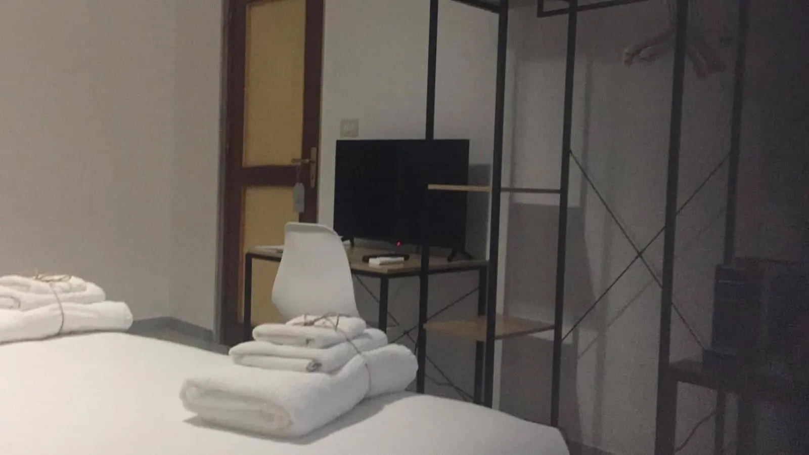 Bedroom, Bed in Gatto Bianco Picone 19